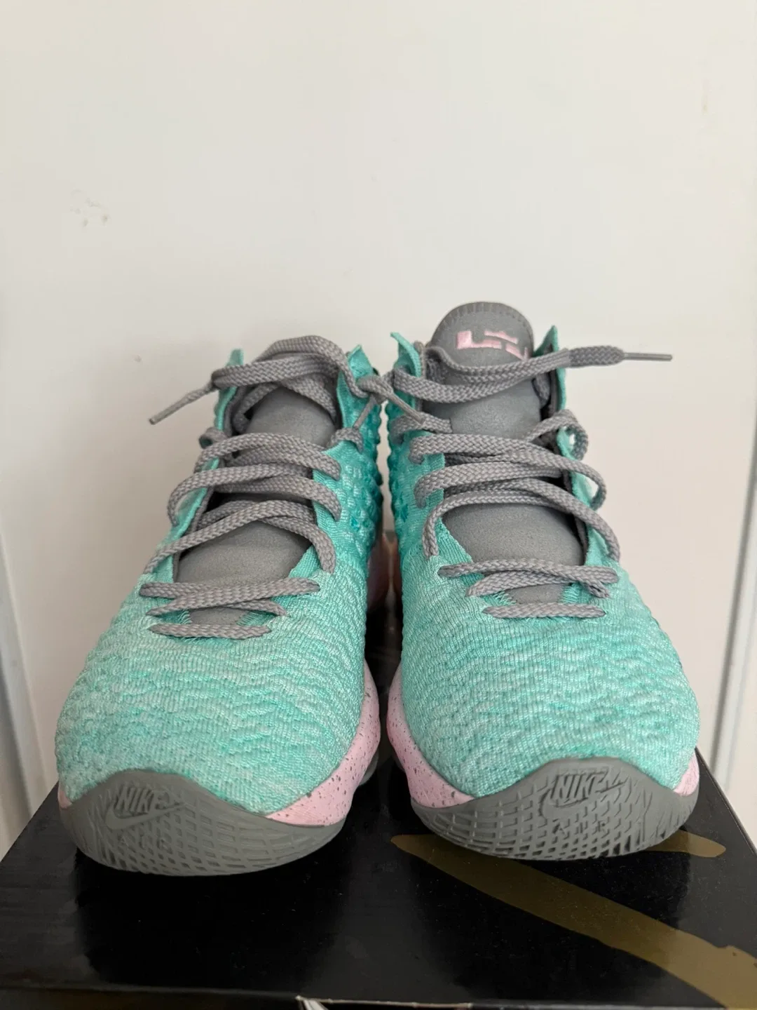 Nike LeBron 17 Youth Basketball Shoes, Size 6y image indicator(2)