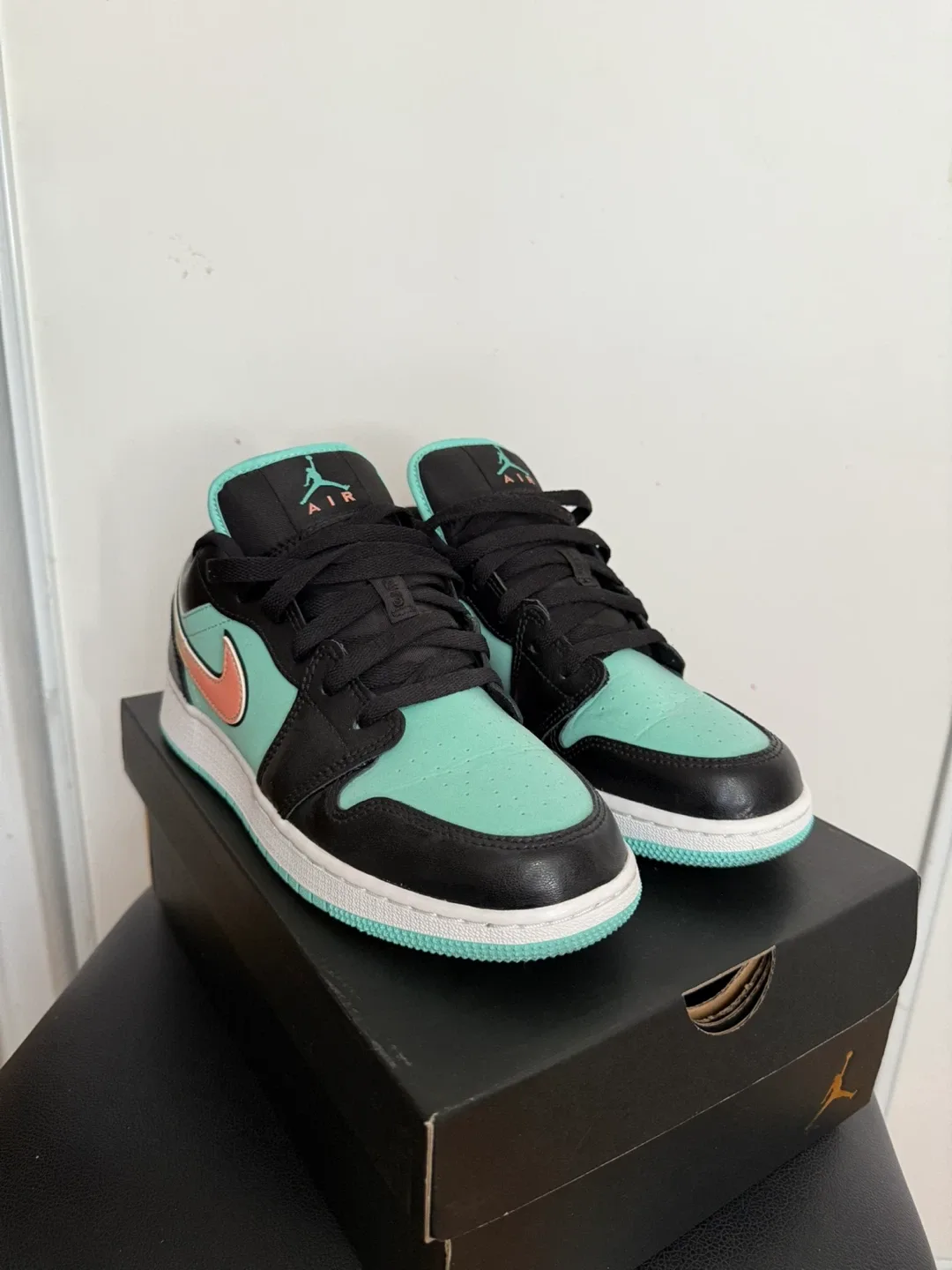 Air Jordan 1 Low SE Tropical Twist image indicator(2)