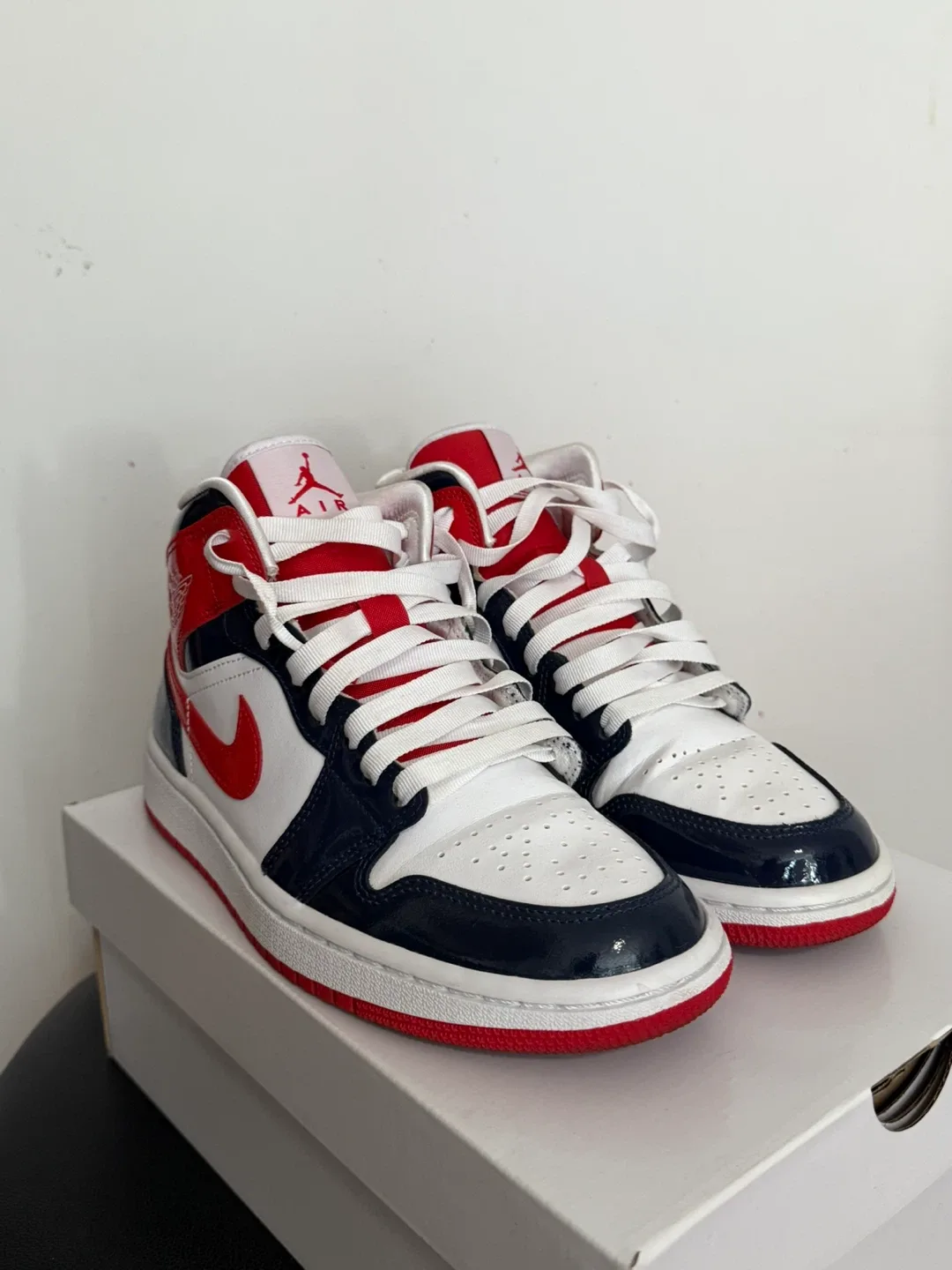 Air Jordan 1 Mid SE Midnight Navy/University Red image indicator(3)