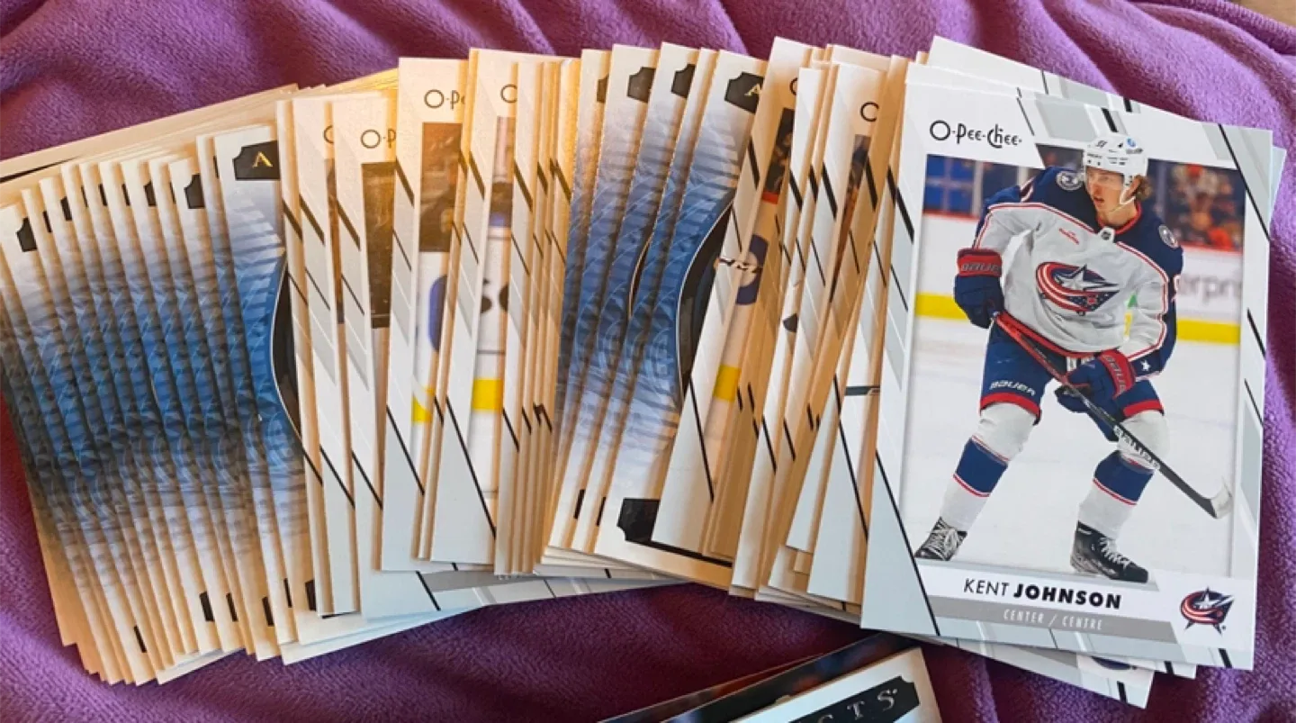 Assortment of Hockey cards image indicator(3)