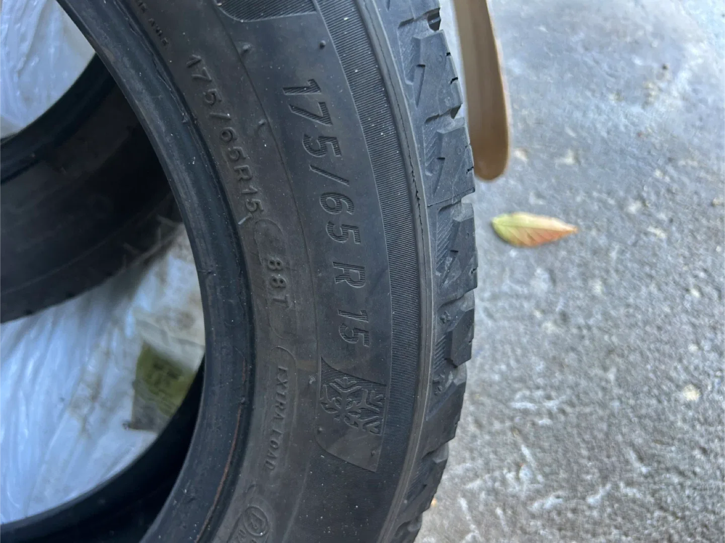 Michelin X-Ice Snow Tires 175/65R15 image indicator(2)