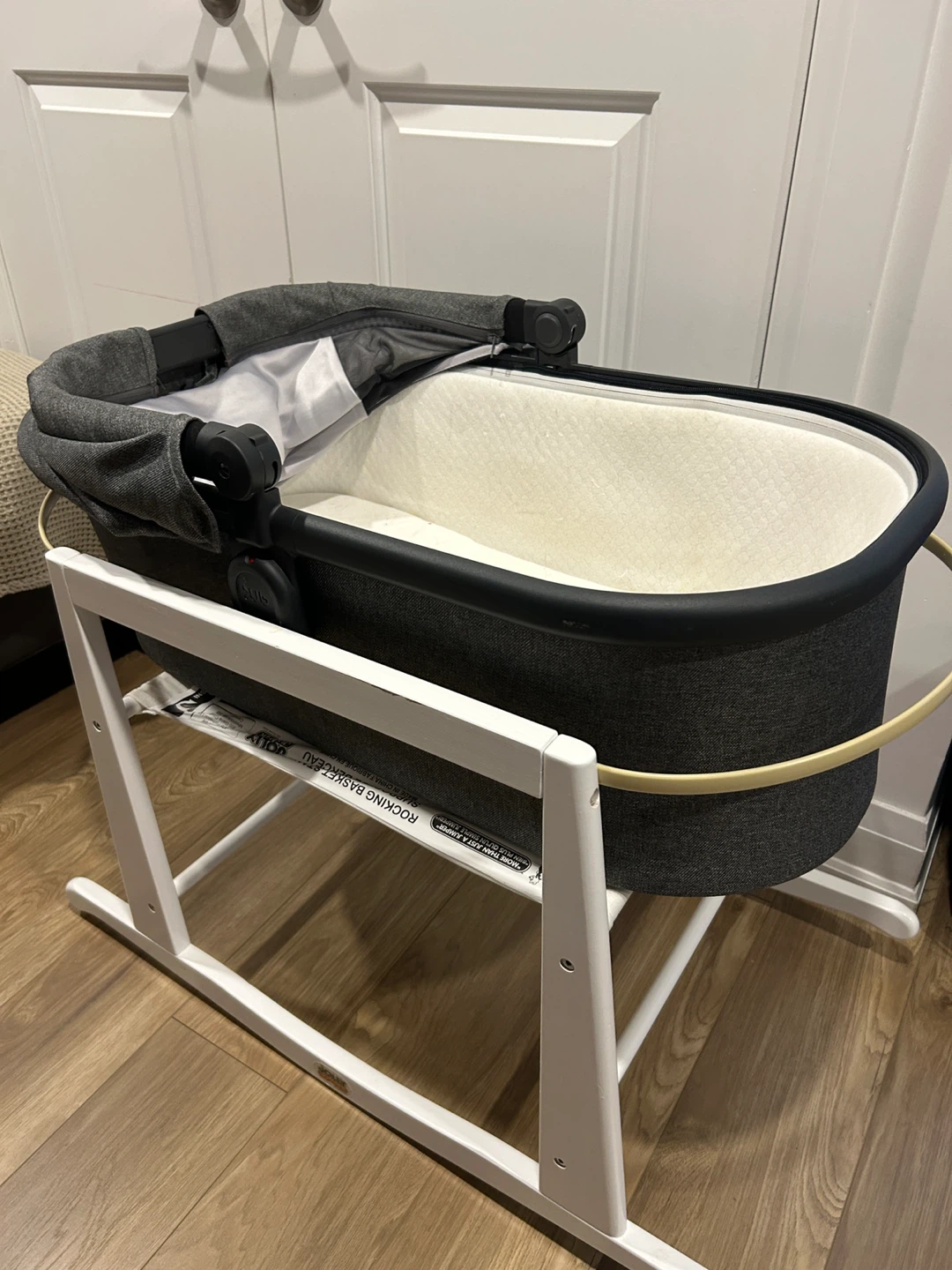 Uppababy Vista v2 bassinet and Jollyjumper stand - photo 3
