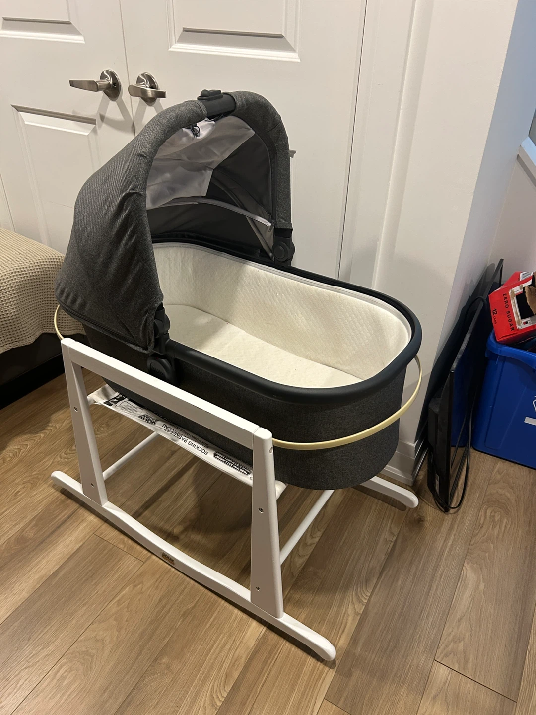 Uppababy Vista v2 bassinet and Jollyjumper stand