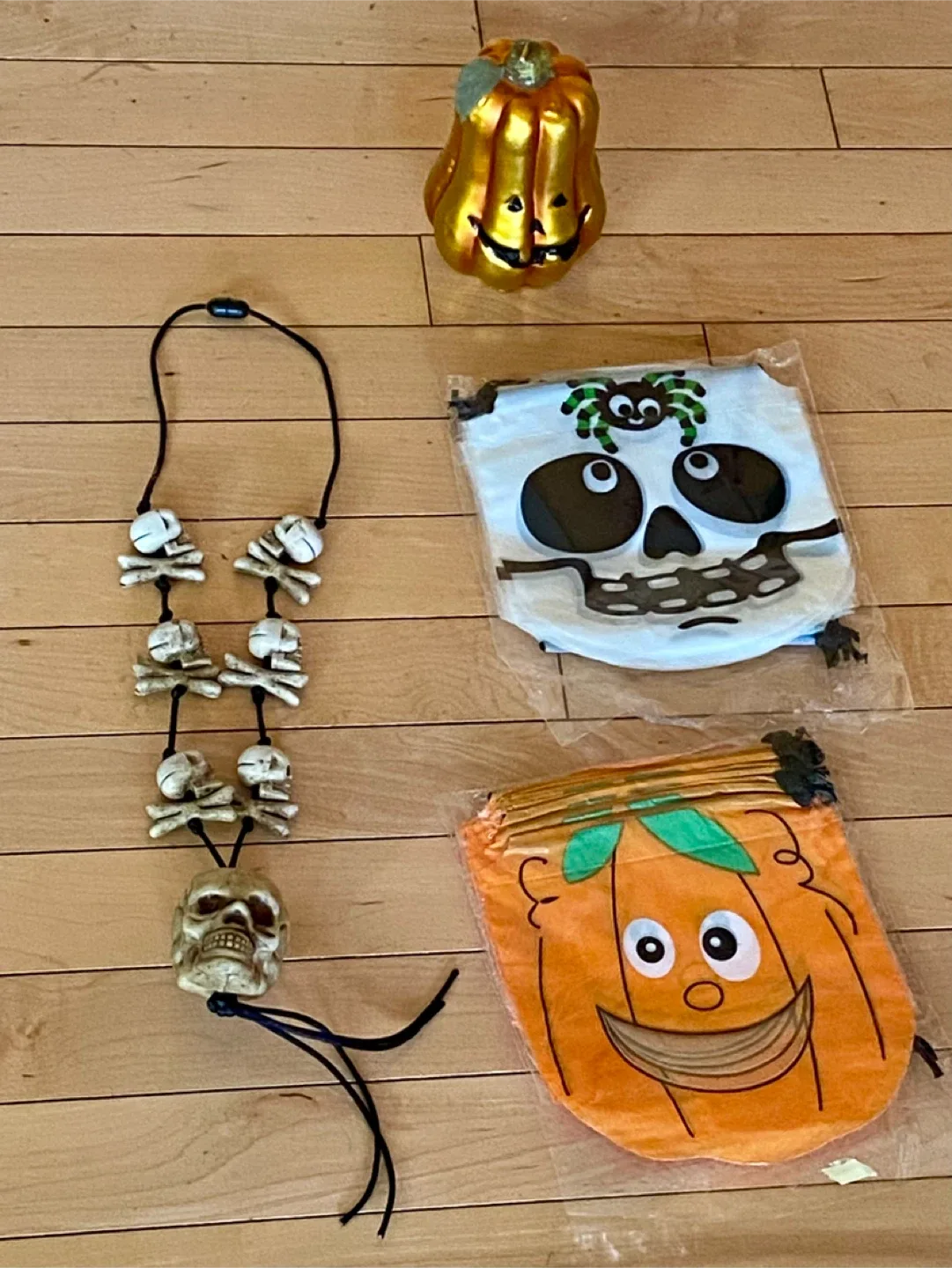 🥕 Halloween Skull Necklace & Treat Bags thumbnail