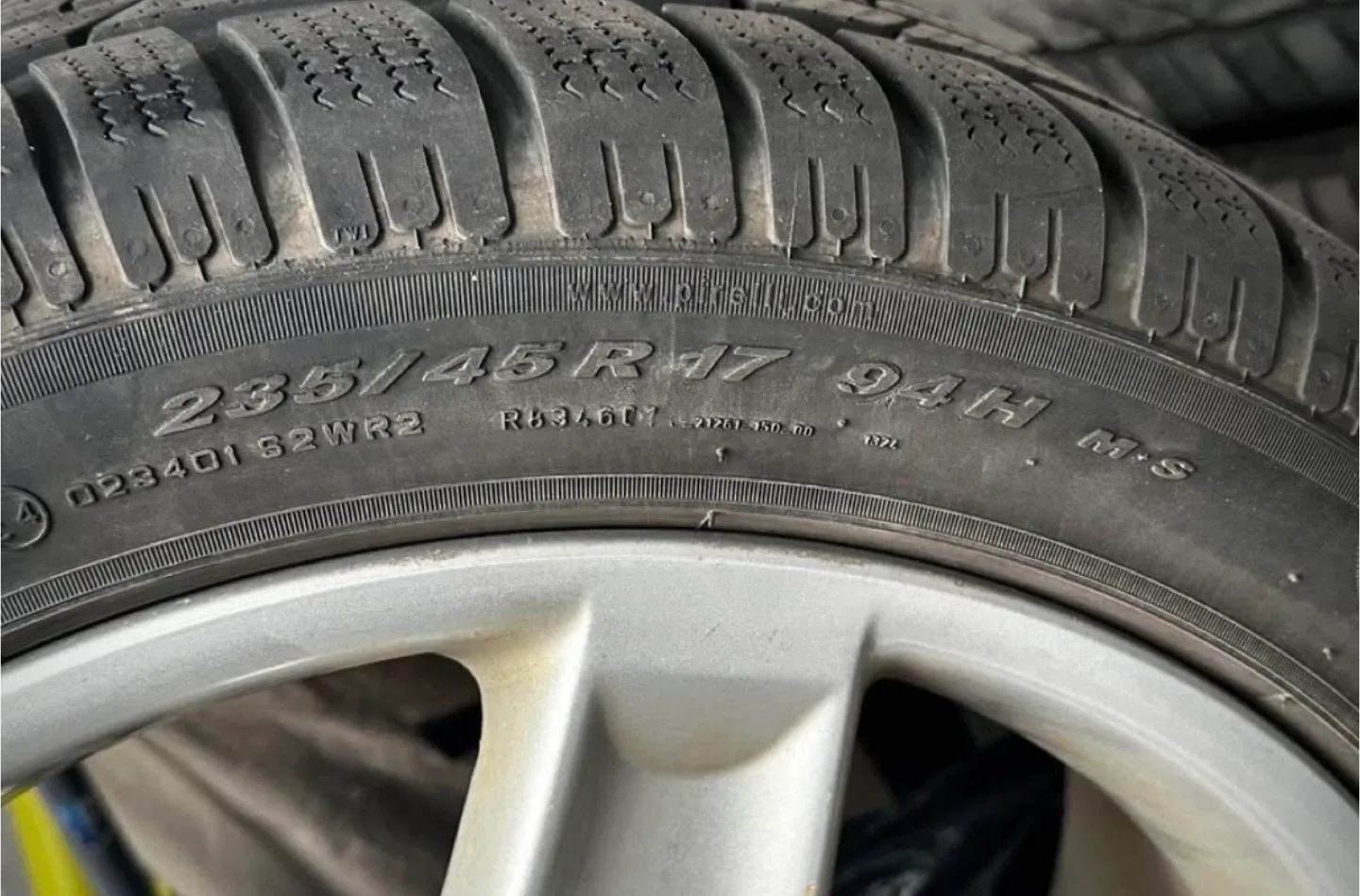 Pirelli Winter Tires 235/45R17 image indicator(3)