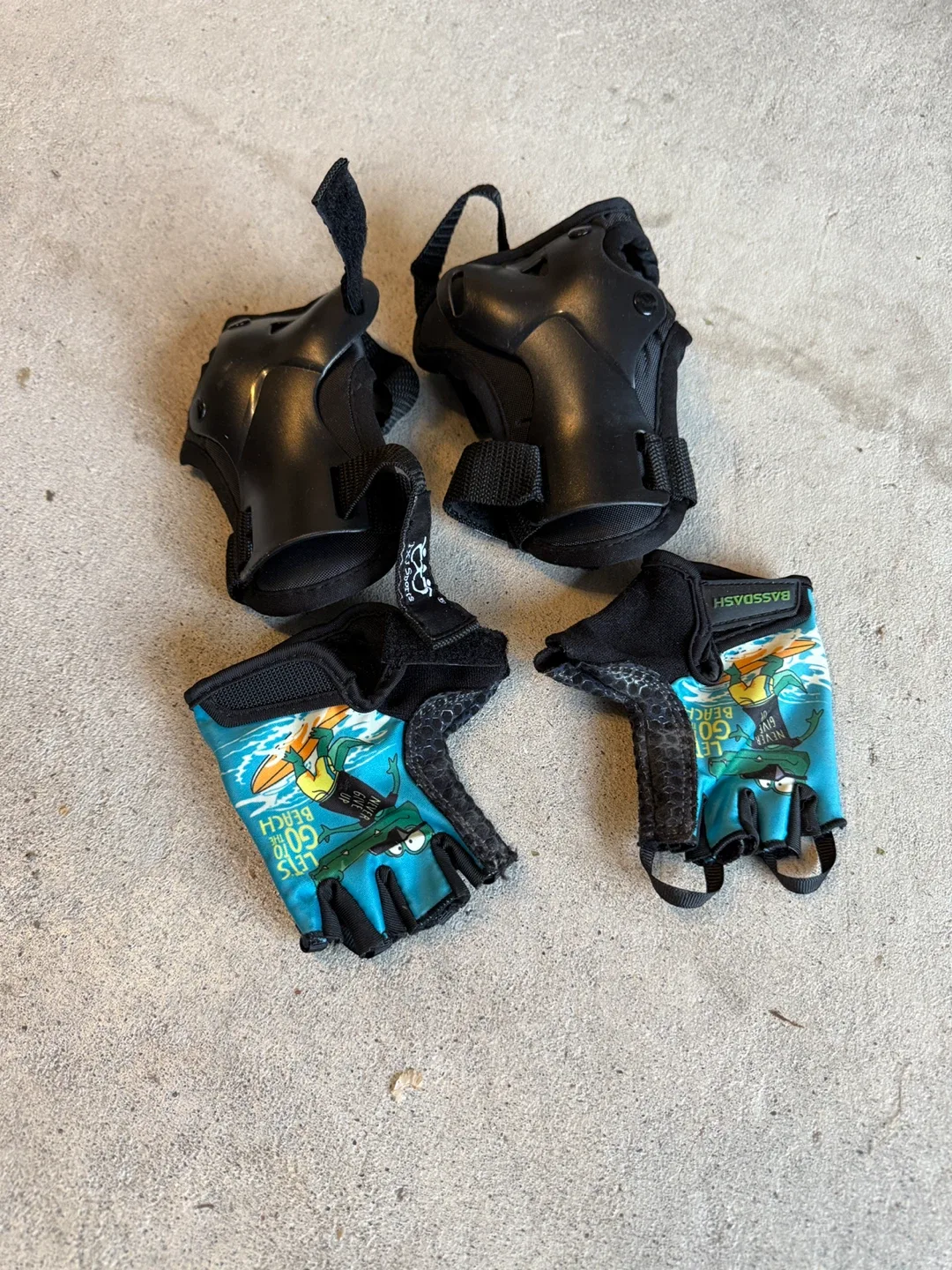 Globber 3-Wheel Scooter & Protective Gear Set image indicator(2)