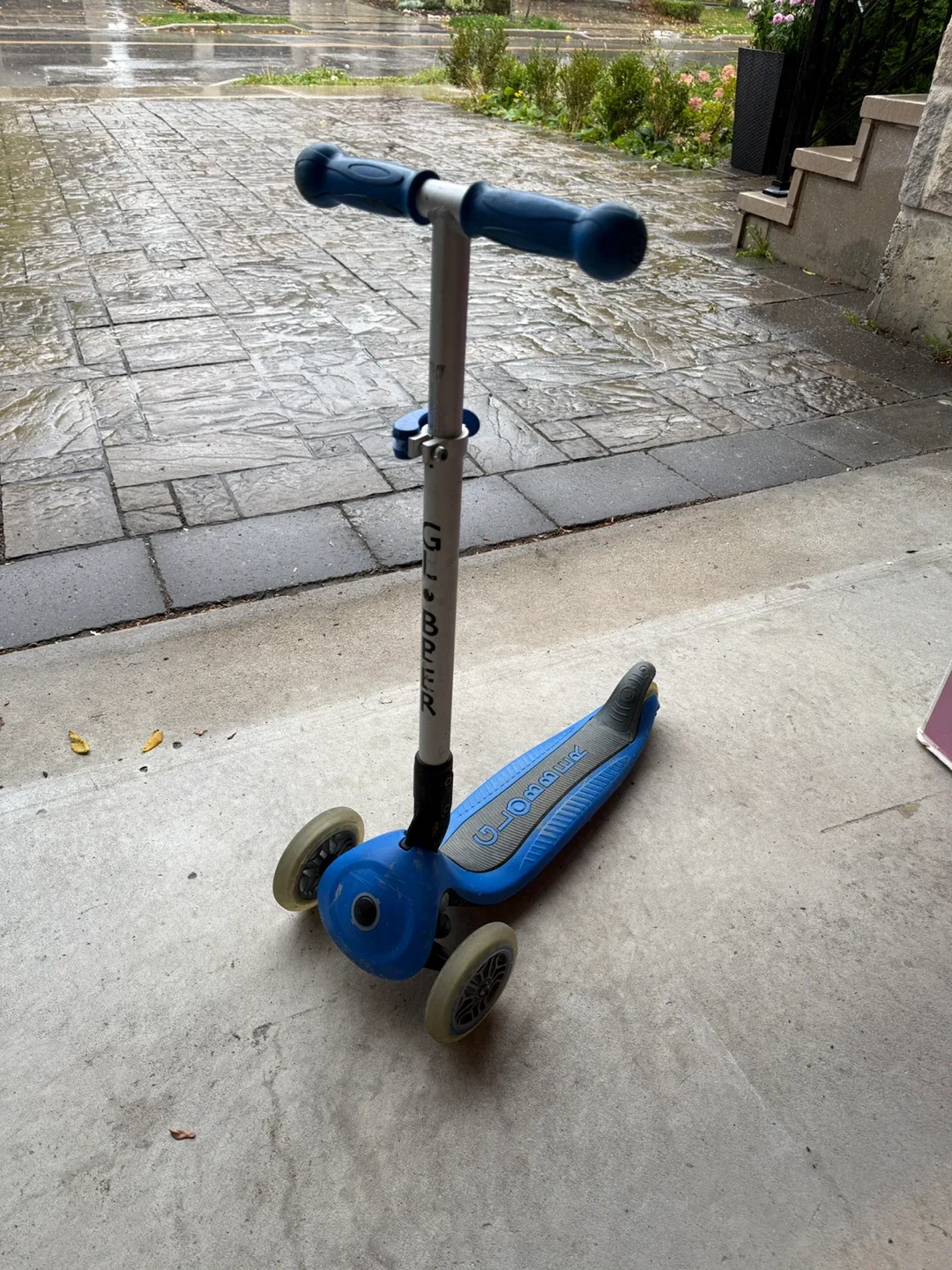 Globber 3-Wheel Scooter & Protective Gear Set thumbnail