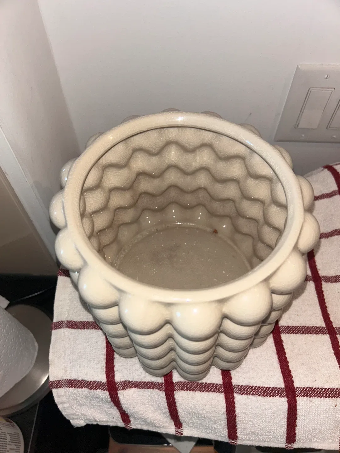 Off-White Ceramic Bubble Vase/ show piece image indicator(4)