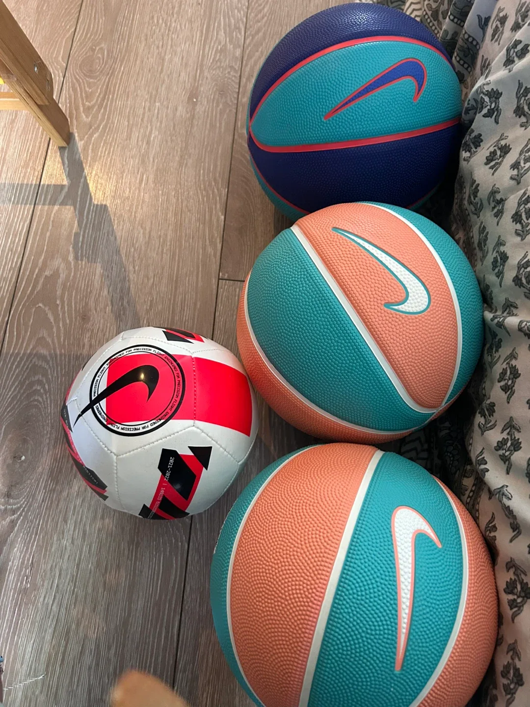 NIKE orignal Mini basket ball x 3 and mini football thumbnail