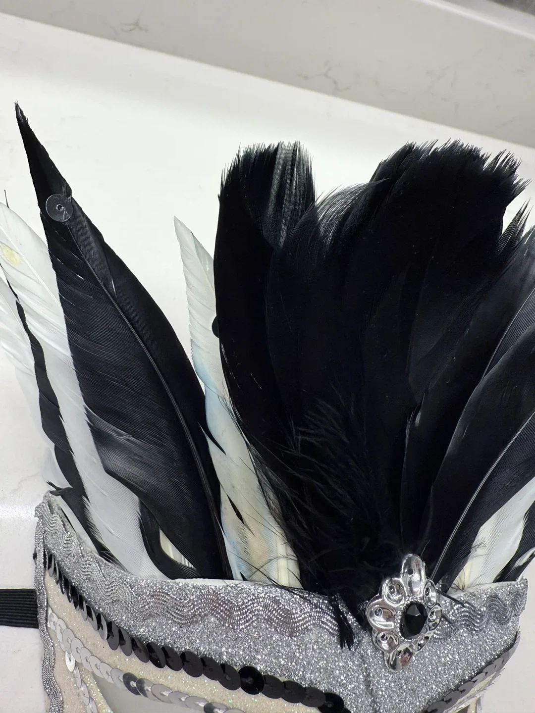 Feathered Masquerade Mask - Black & White image indicator(5)
