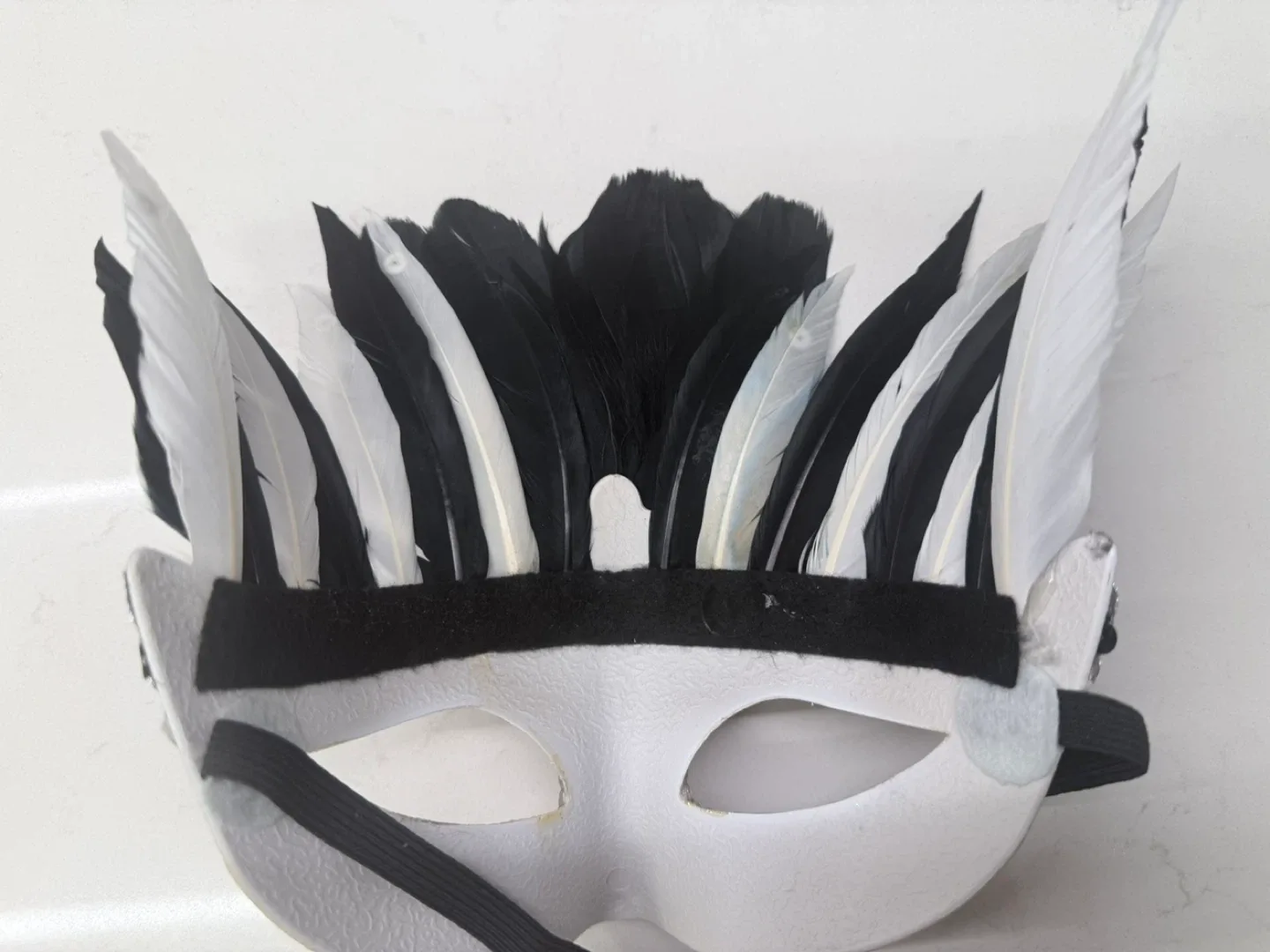 Feathered Masquerade Mask - Black & White image indicator(6)