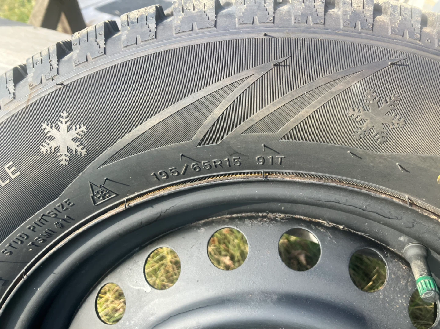 Set of 4 Studded Winter Tires - 195/65R15 - photo 3