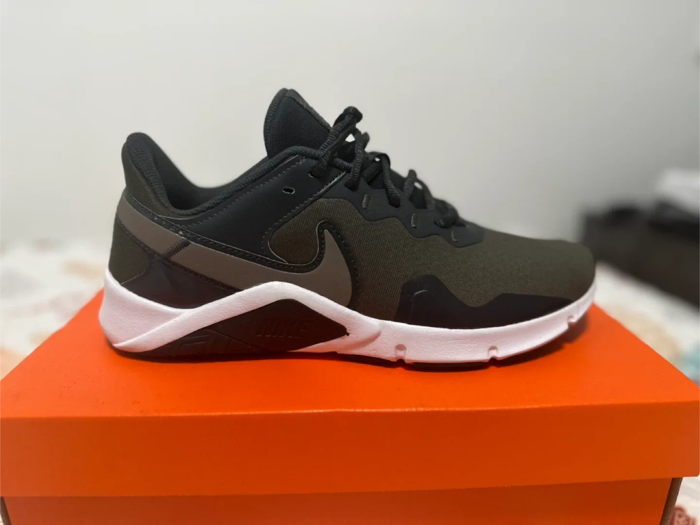 Nike Essential 2 image indicator(3)