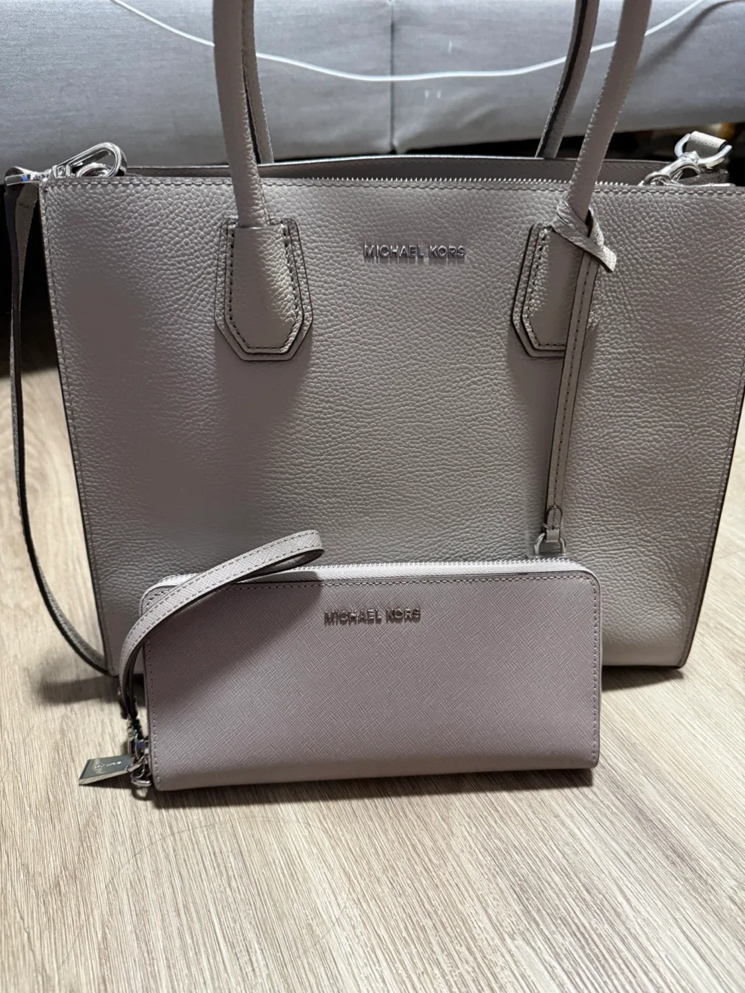 Michael Kors Tote Bag & Wallet Set - Grey image indicator(3)