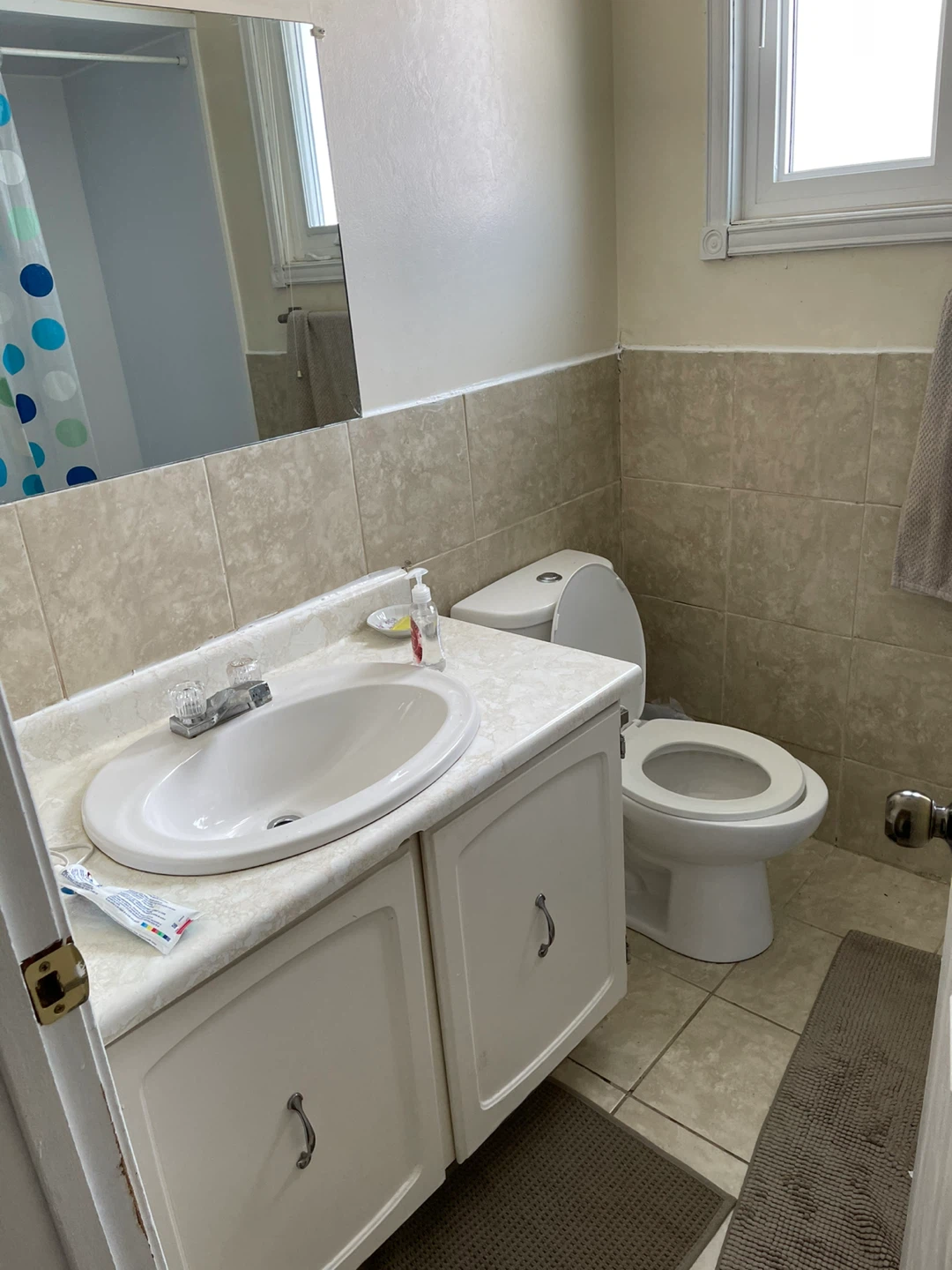Private room for rent near McMaster. Whitney and Emerson - photo 4