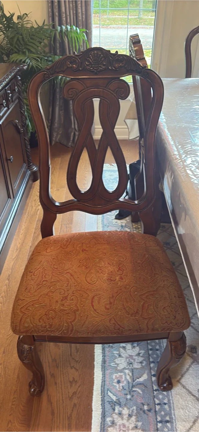 Dining Room table and six Chairs image indicator(2)