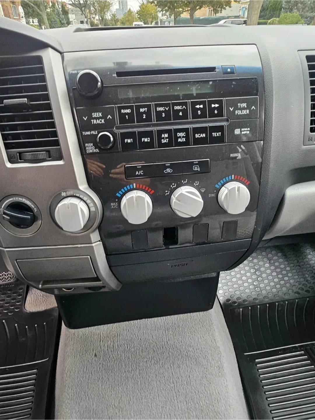 2010 Toyota tundra, quad cab, 4 x 4 image indicator(7)