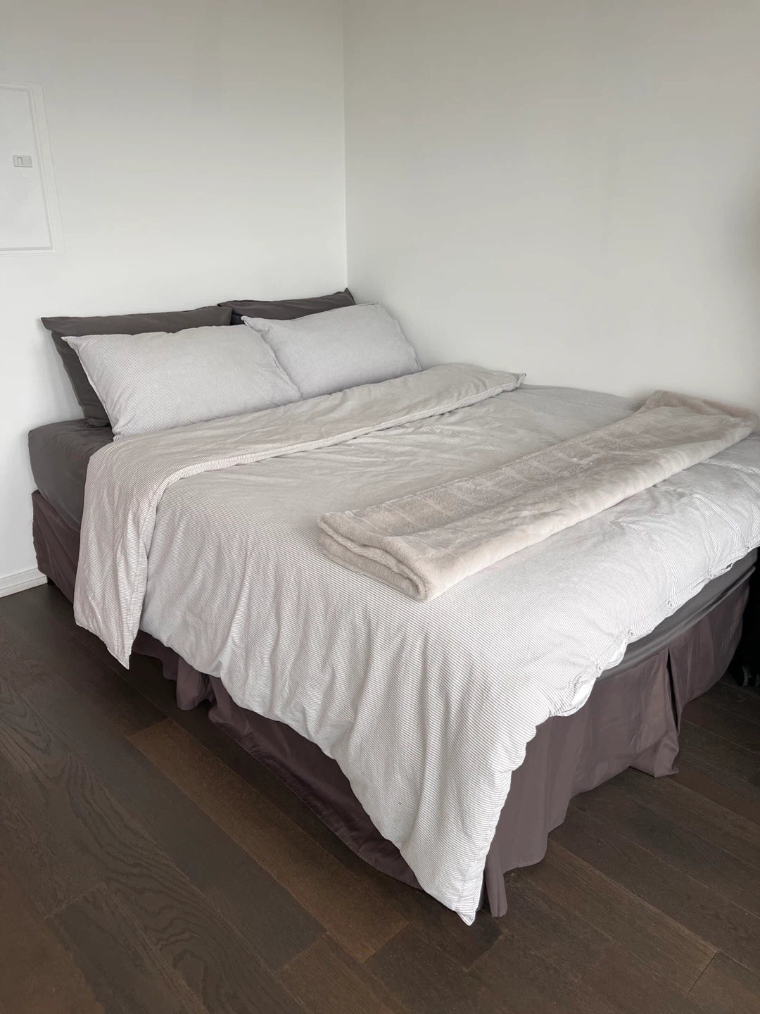 Zinus Queen Bed Frame & Mattress