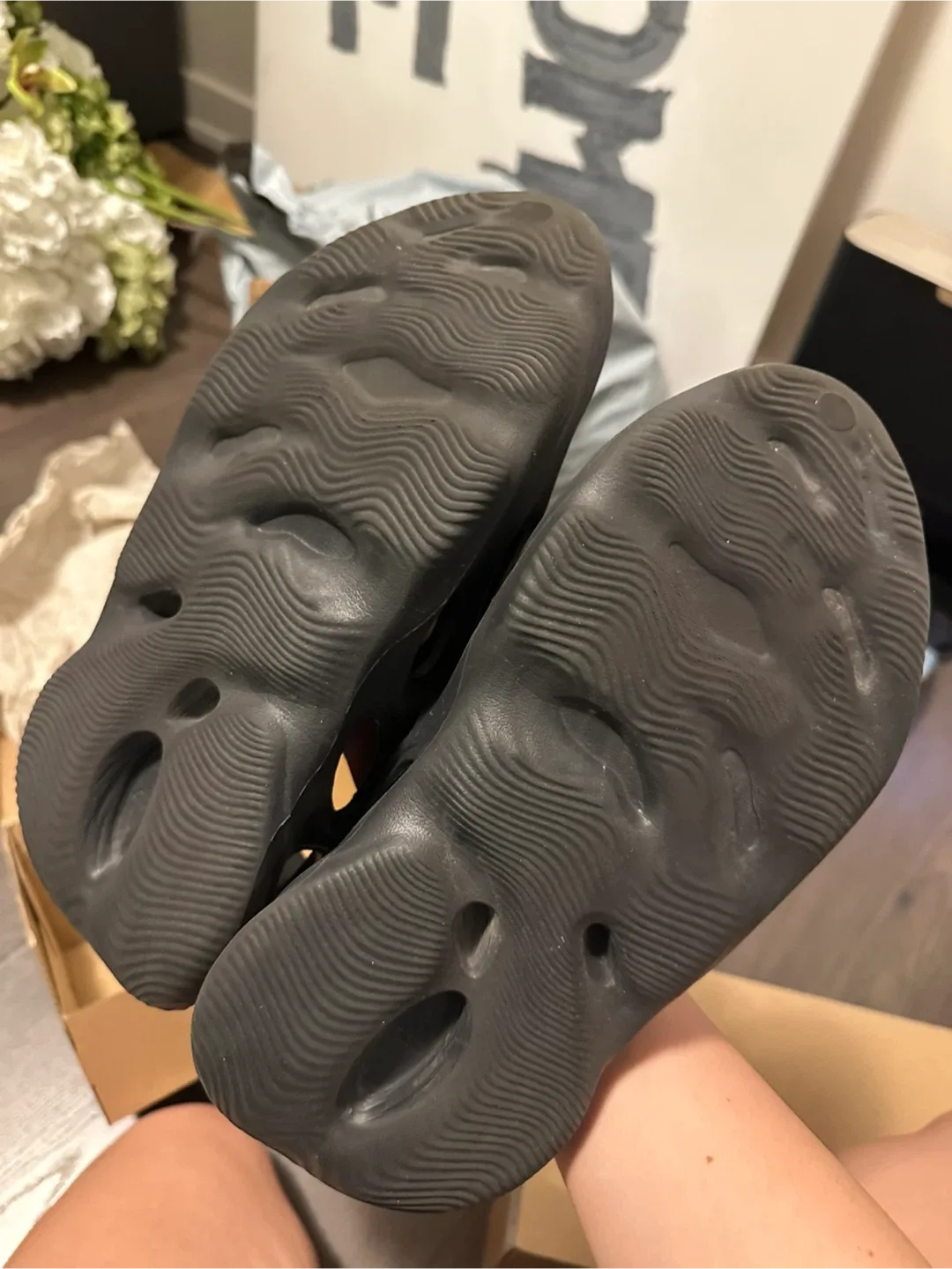 Adidas Yeezy Foam RNR Onyx Size 8 US image indicator(3)