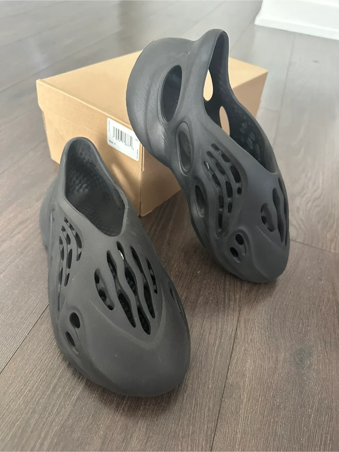 Adidas Yeezy Foam RNR Onyx Size 8 US image indicator(5)