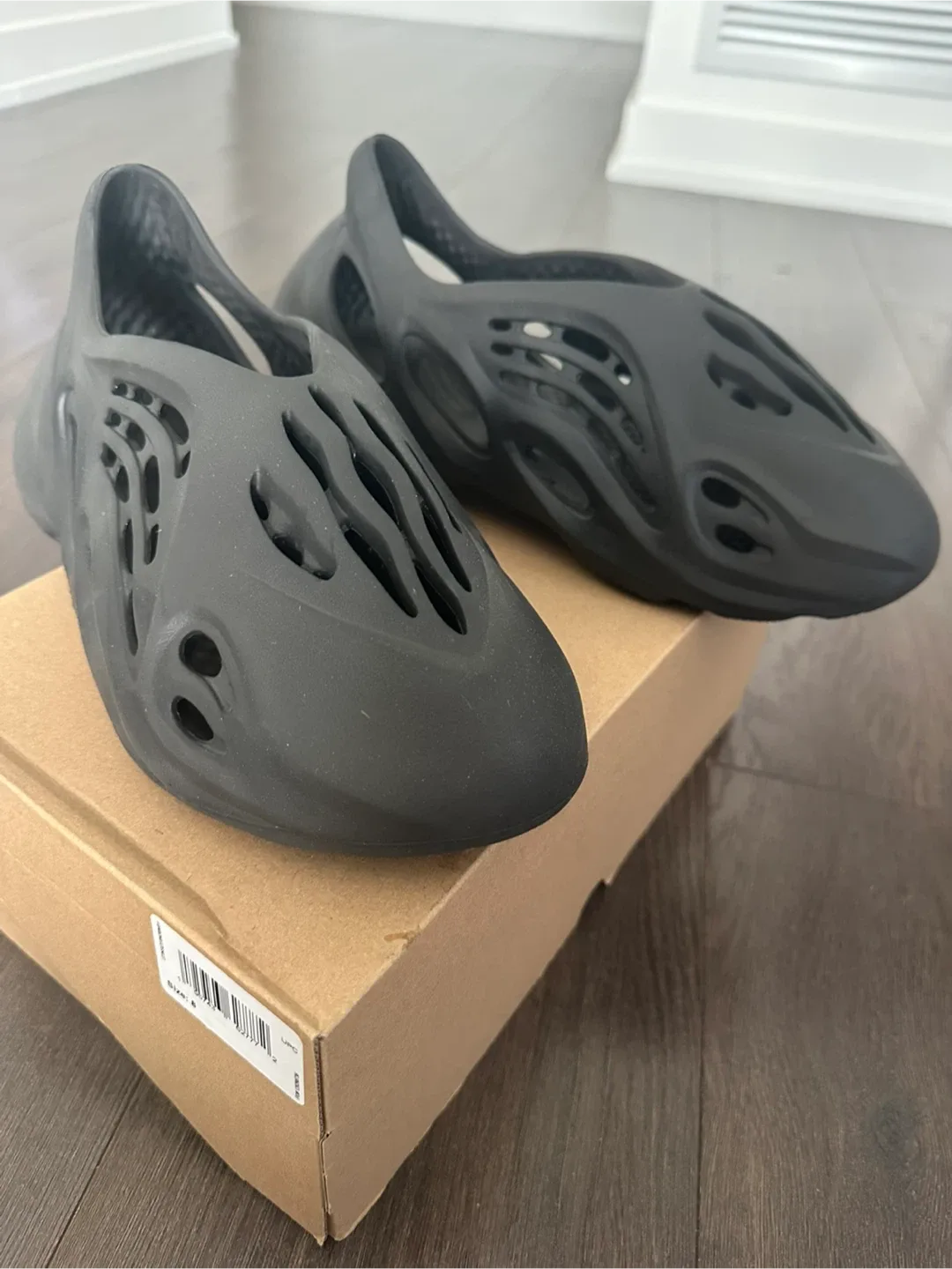 Adidas Yeezy Foam RNR Onyx Size 8 US image indicator(4)