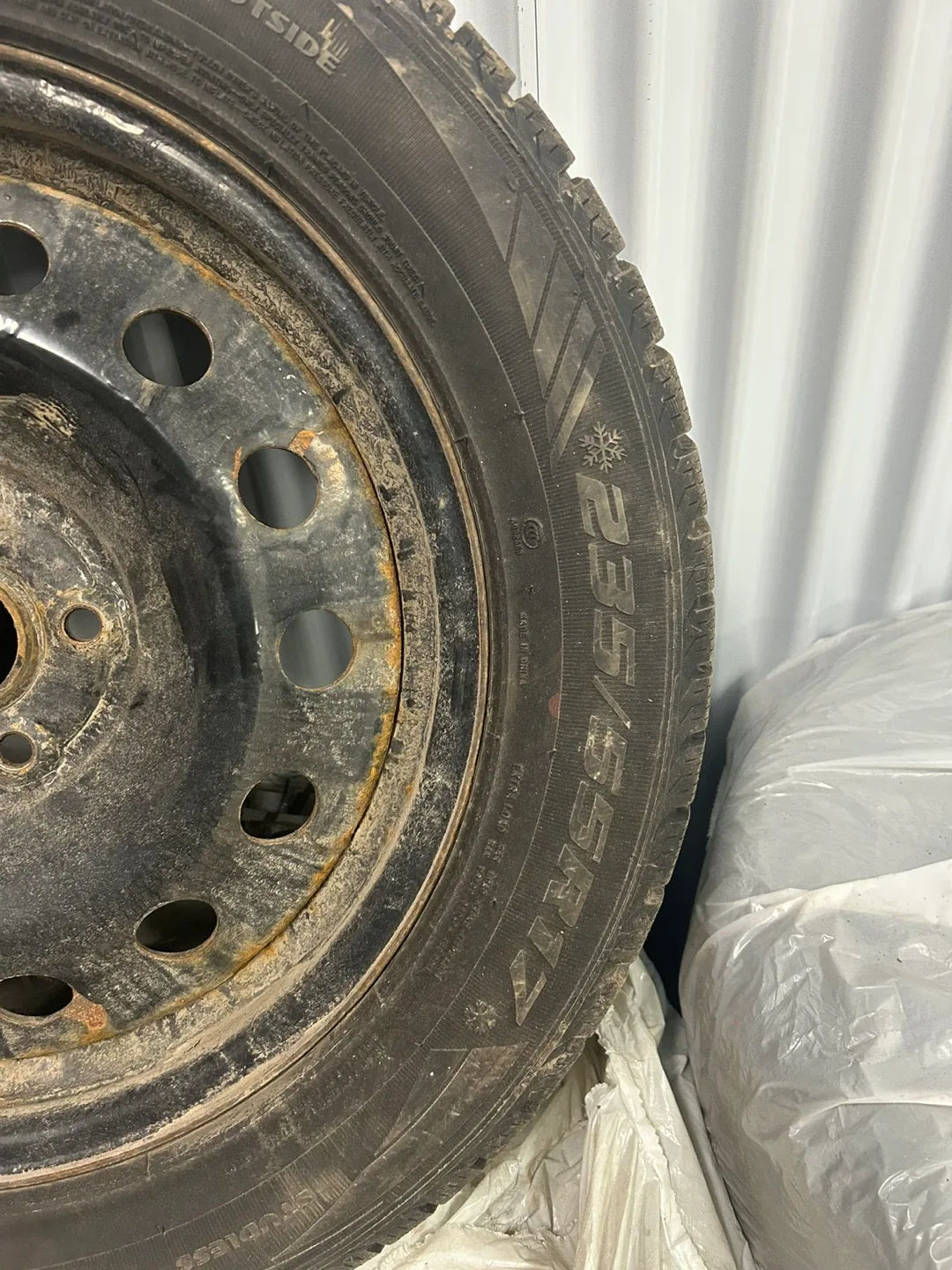 Set of 4 winter tires 235/55R17 FRD79 Tire image indicator(2)