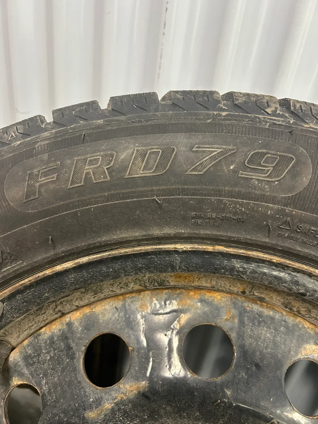 Set of 4 winter tires 235/55R17 FRD79 Tire image indicator(4)