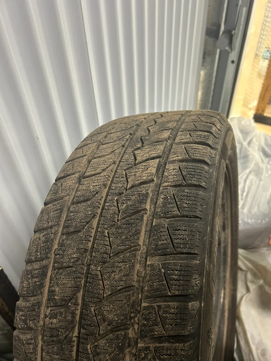 Set of 4 winter tires 235/55R17 FRD79 Tire image indicator(3)