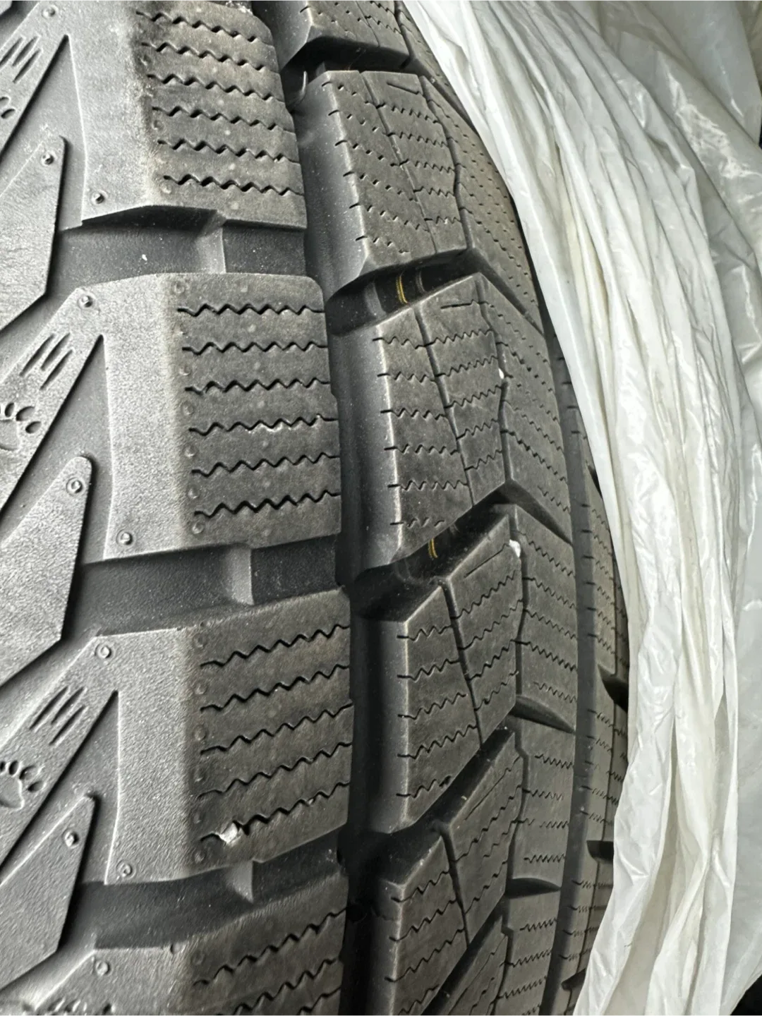 4 Winter Tires - 215/55R17 image indicator(3)