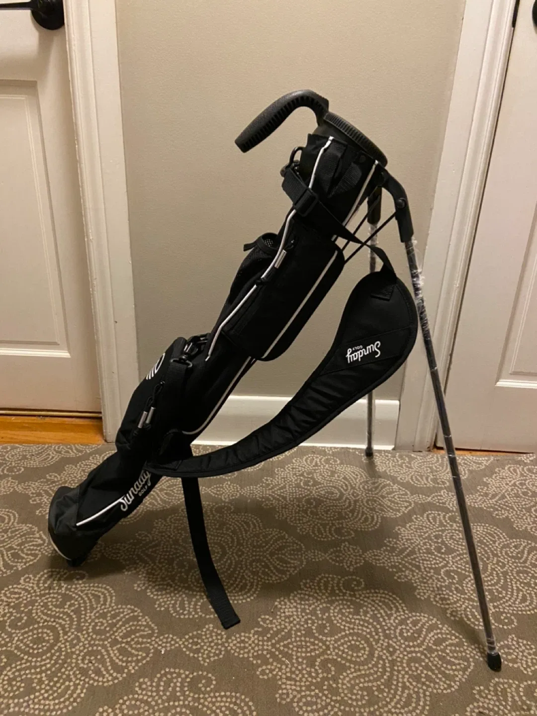 New Lightweight Sunday Golf Bag with Strap and Stand image indicator(8)