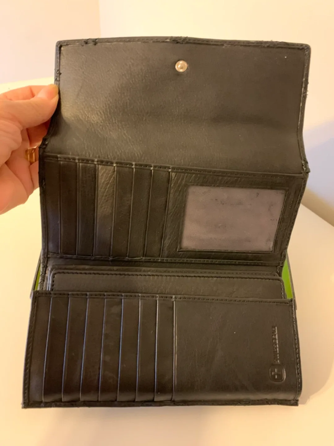 Swiss Gear Black Leather Ladies Wallet image indicator(3)