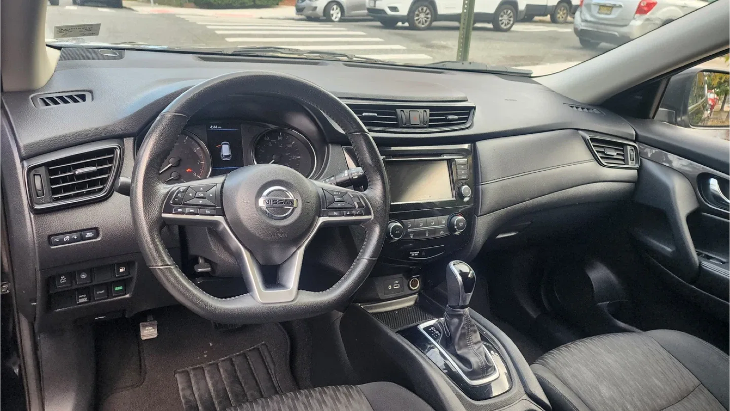 Nissan Rogue - Black SUV image indicator(4)