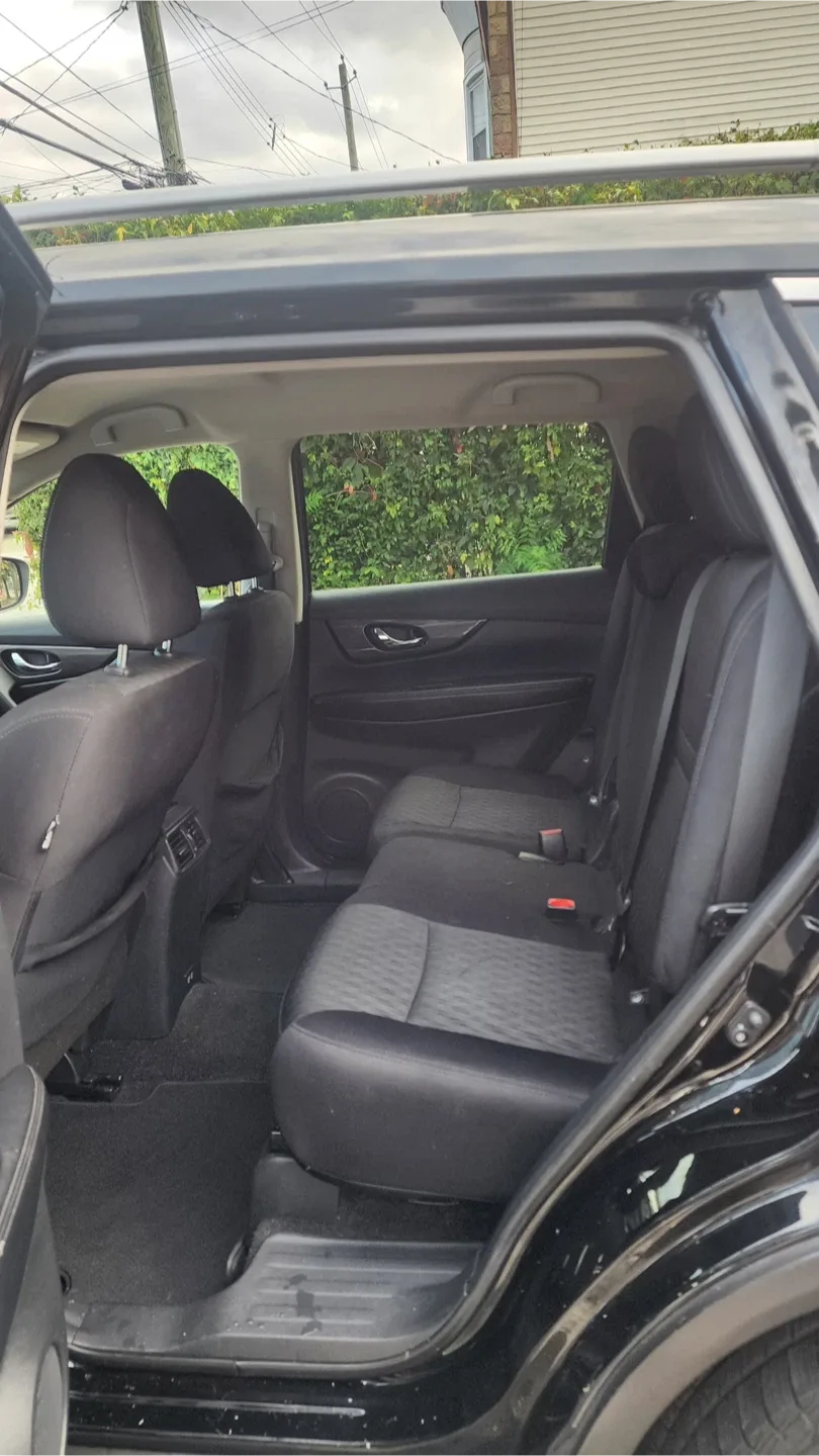 Nissan Rogue - Black SUV image indicator(6)