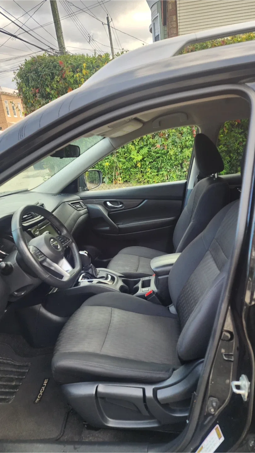 Nissan Rogue - Black SUV image indicator(5)