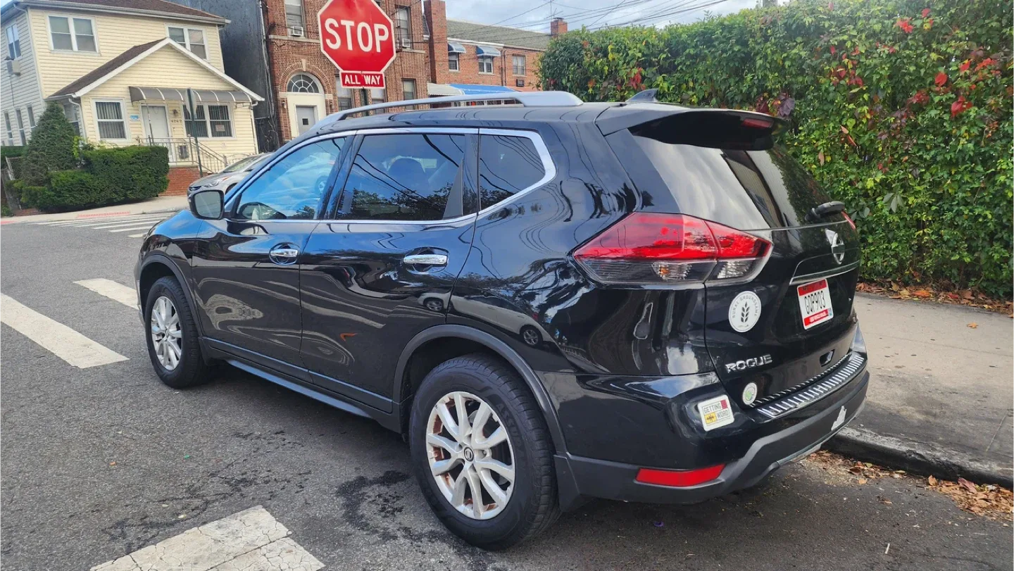 Nissan Rogue - Black SUV image indicator(2)