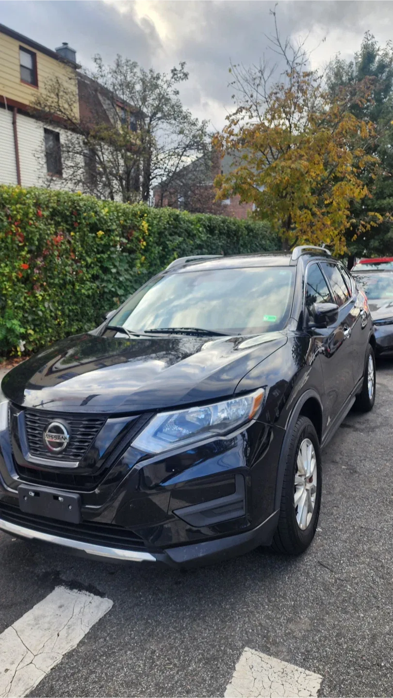 Nissan Rogue - Black SUV image indicator(3)