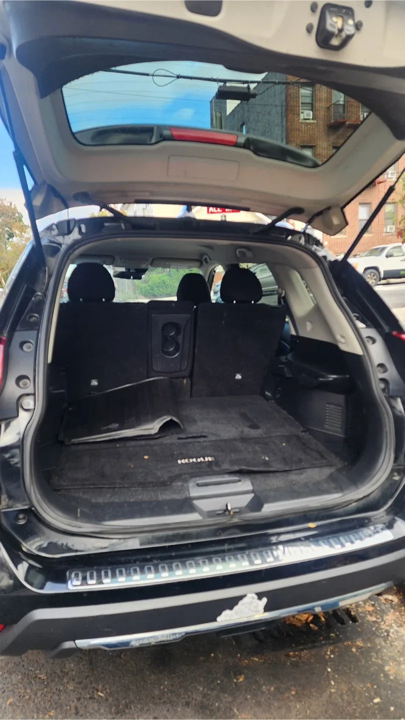 Nissan Rogue - Black SUV image indicator(8)