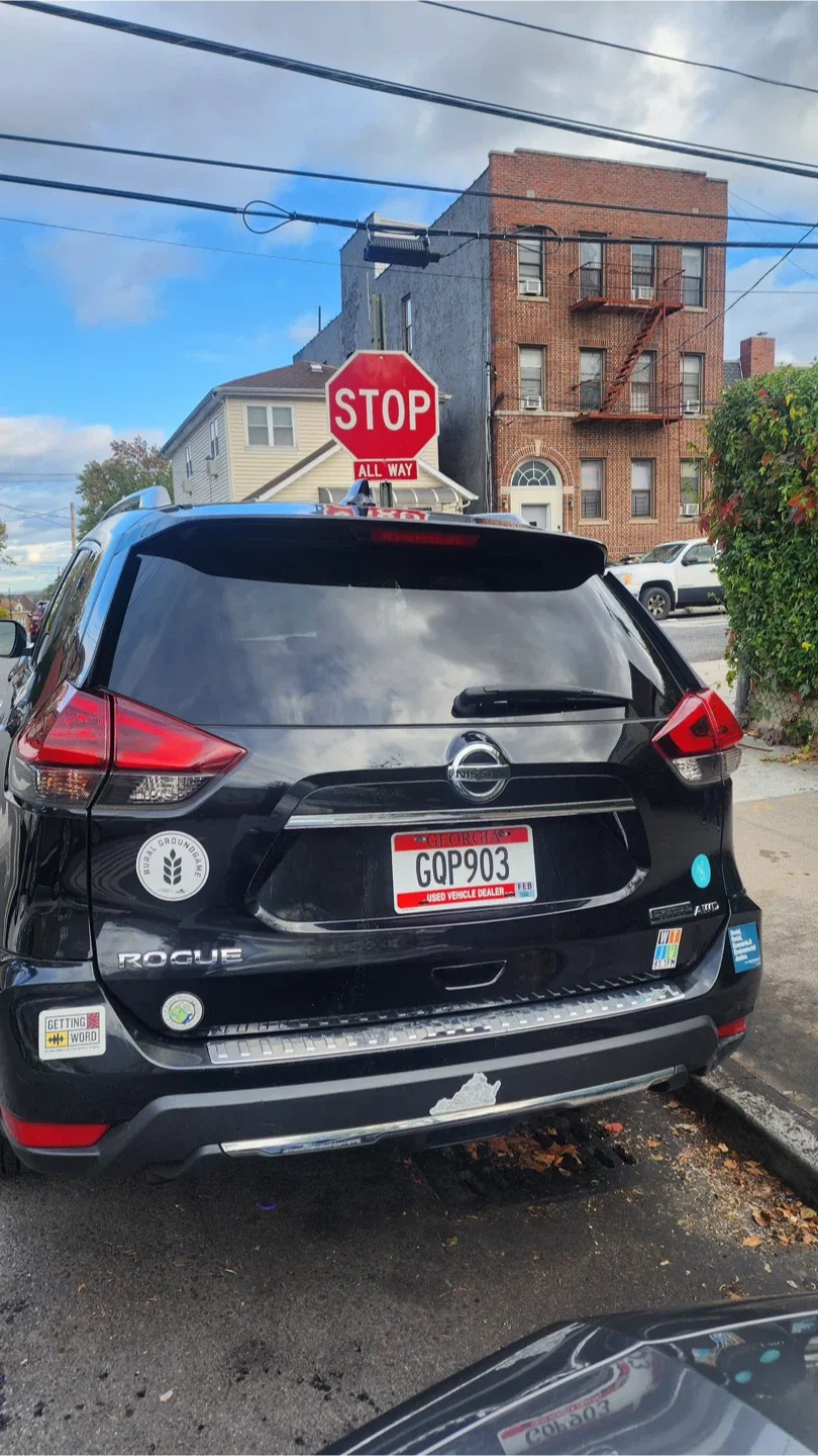 Nissan Rogue - Black SUV image indicator(7)