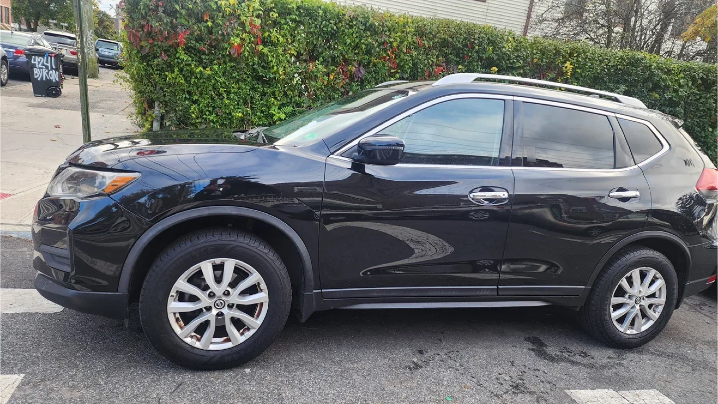 Nissan Rogue - Black SUV image indicator(9)