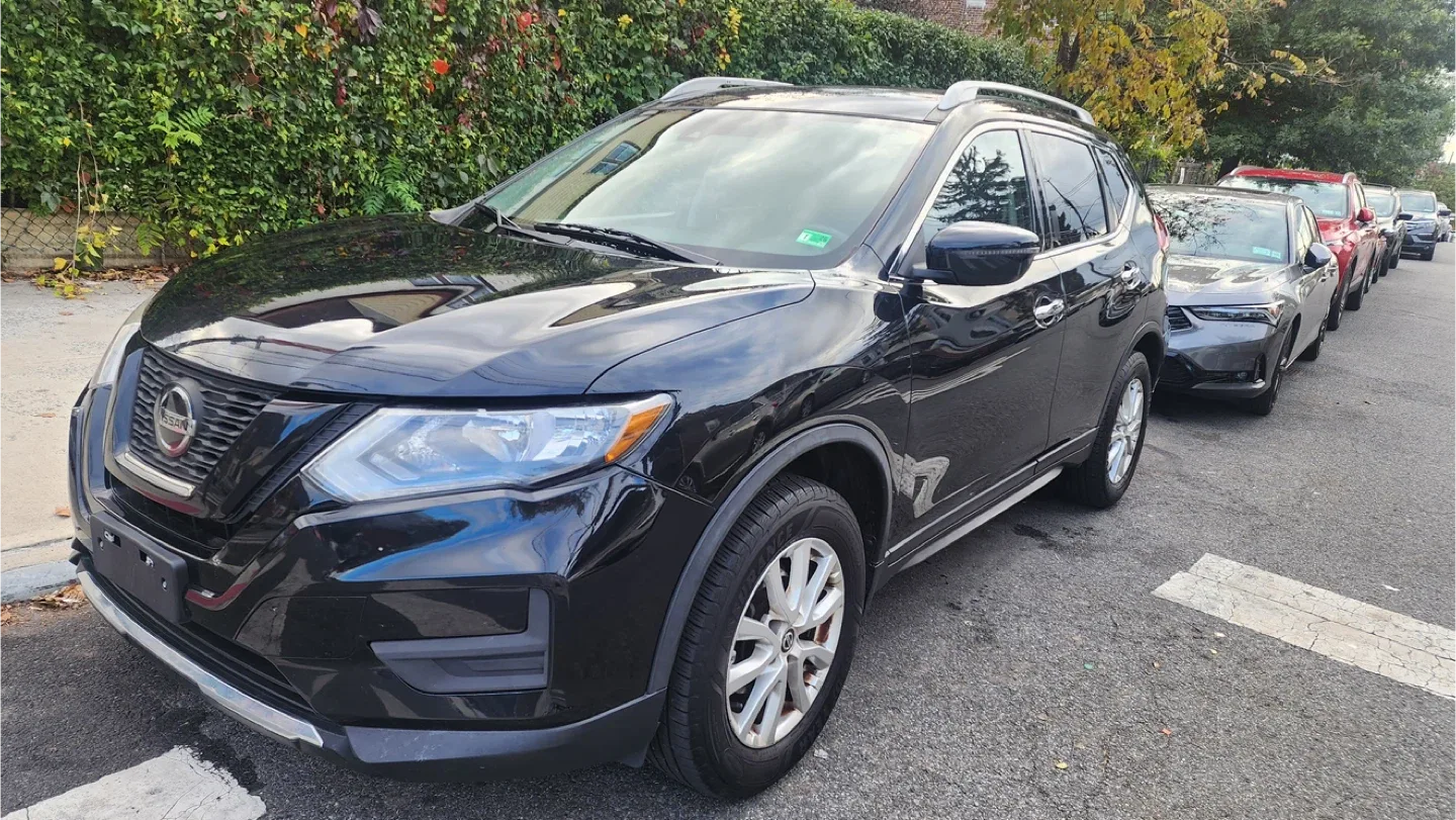 Nissan Rogue - Black SUV image indicator(10)