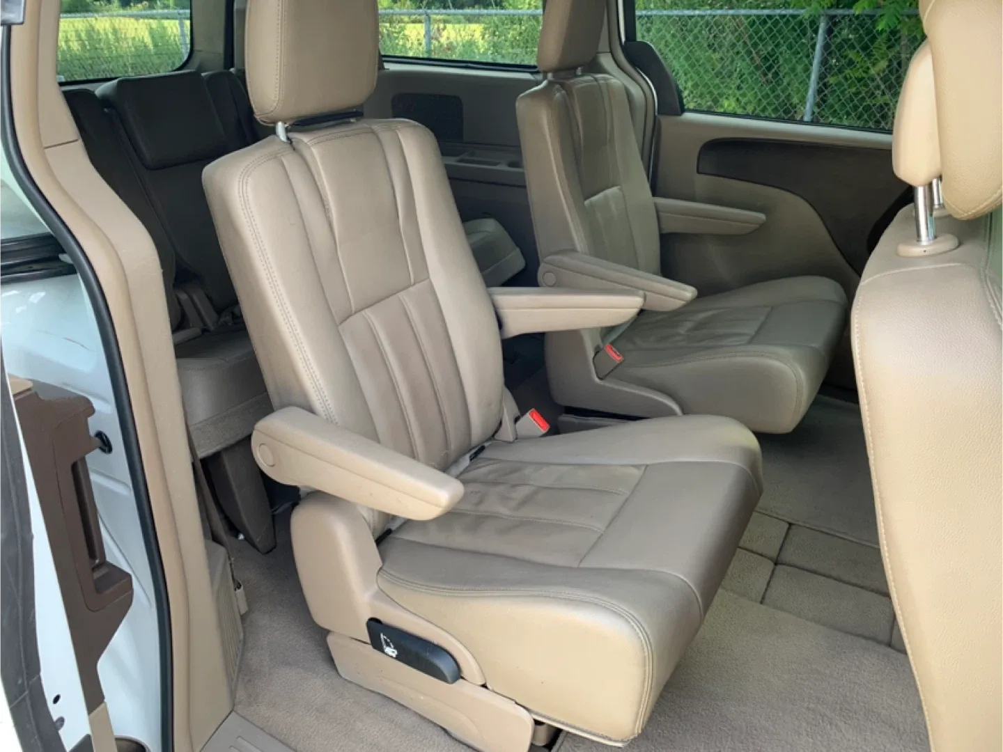 2016 Chrysler Town & Country · Touring-L Minivan 4D image indicator(9)