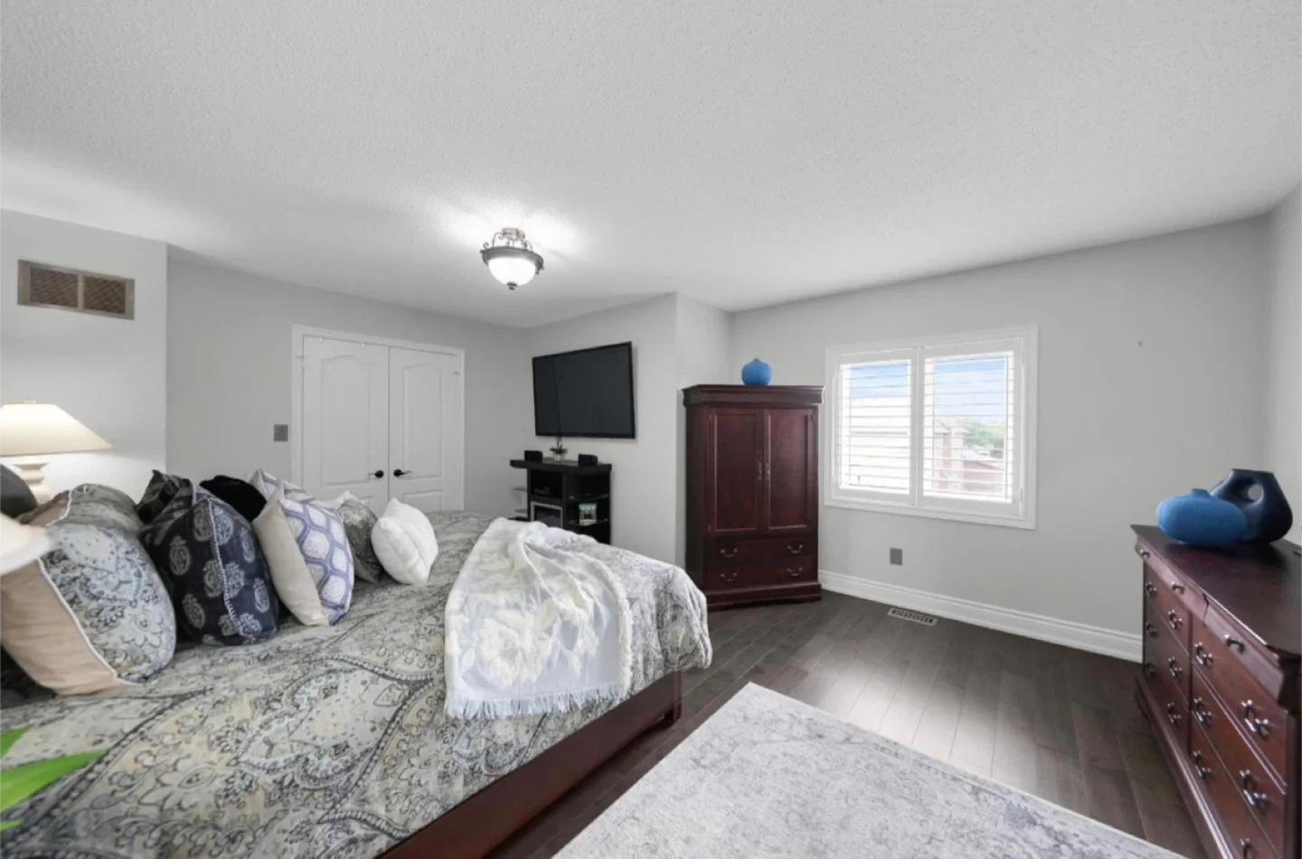 King Size Cherry Wood Bedroom Set image indicator(2)