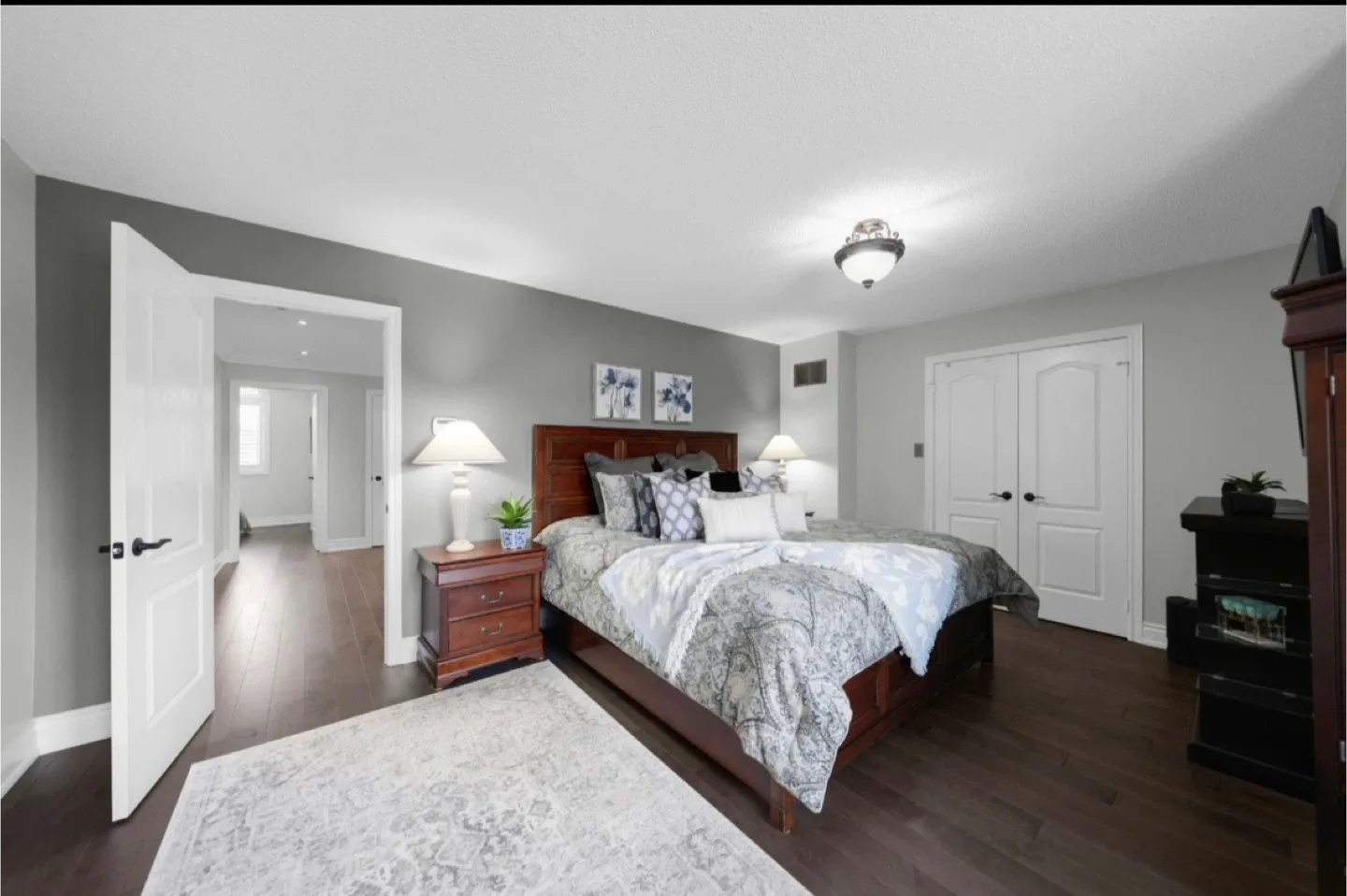 King Size Cherry Wood Bedroom Set image indicator(3)