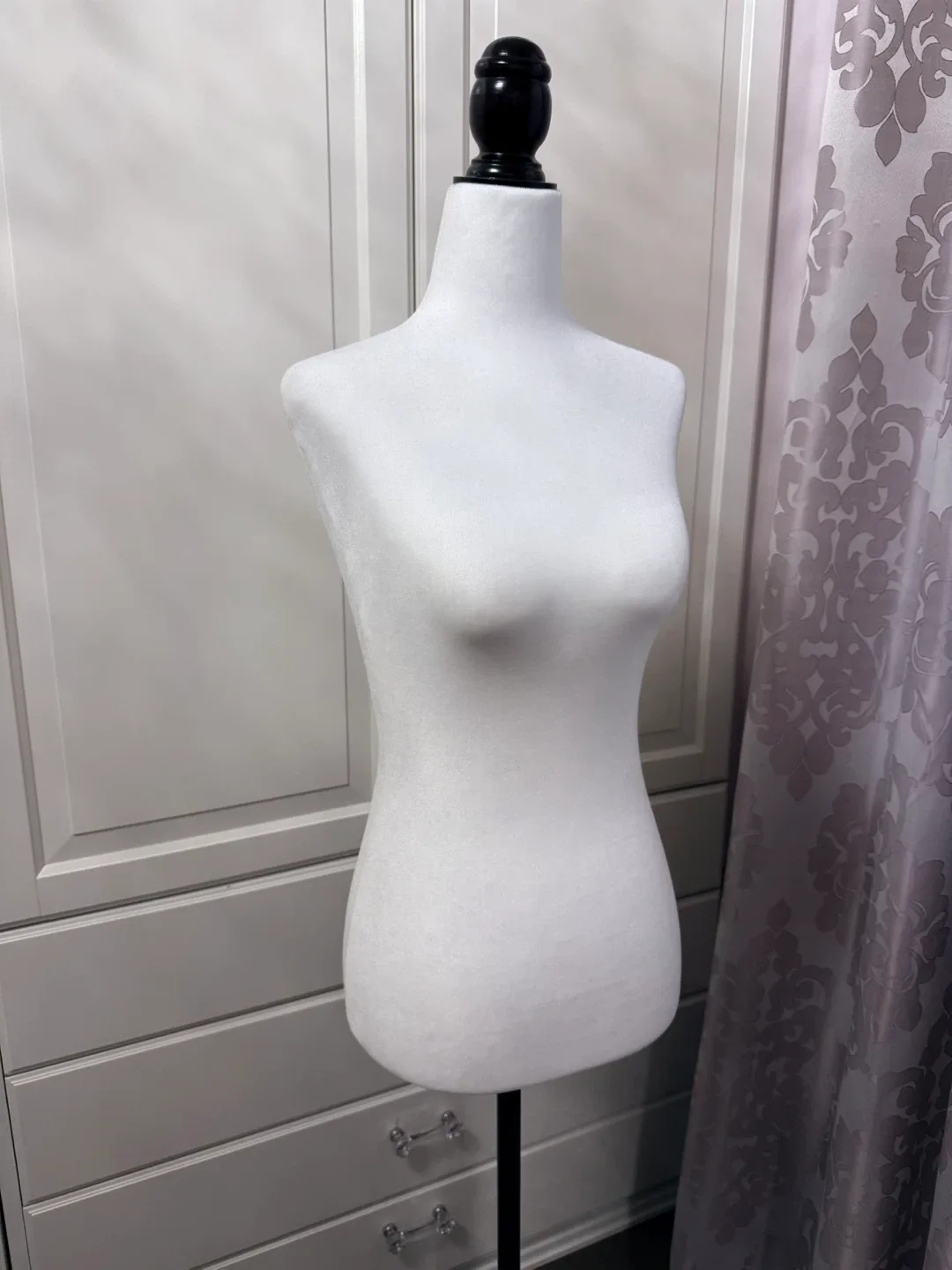 Female Mannequin, Adjustable Height image indicator(2)