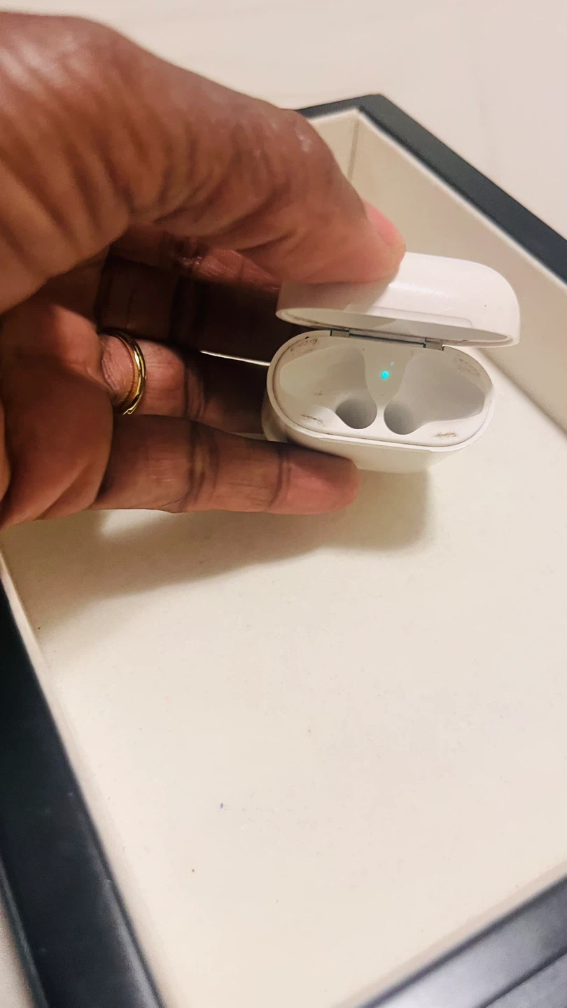 Apple AirPods Charging Case - photo 3