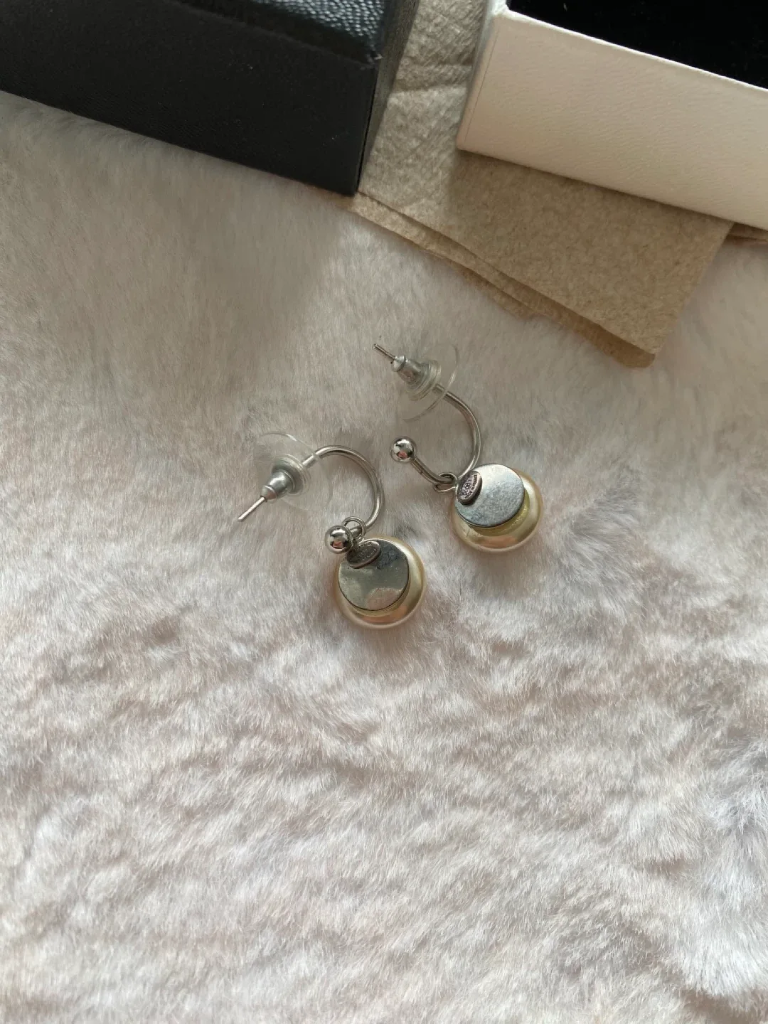 Chanel Pearl cc earrings image indicator(2)