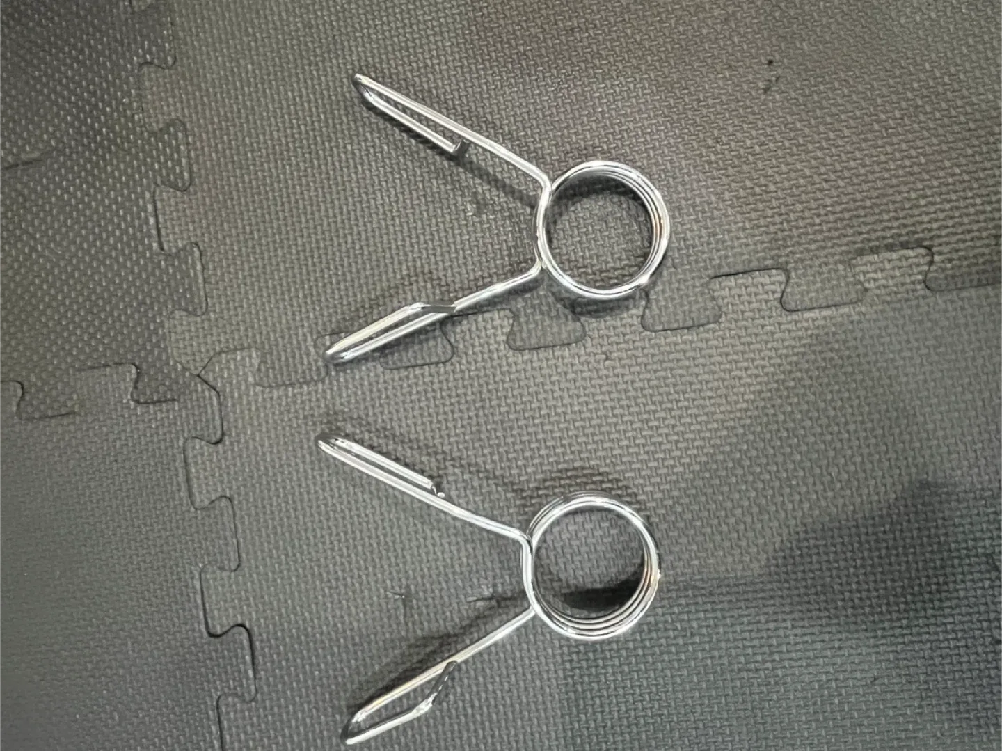 Pair of Spring Collars for Weightlifting image indicator(3)