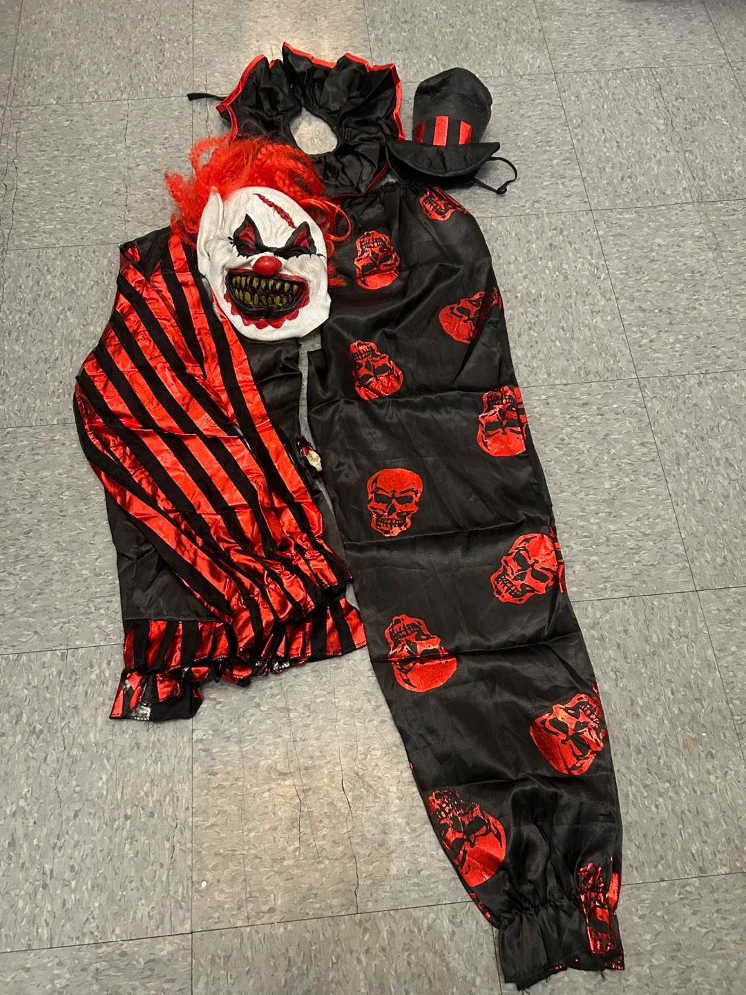 Spirit Halloween Carver The Clown Costume - Boys Size Small image indicator(3)