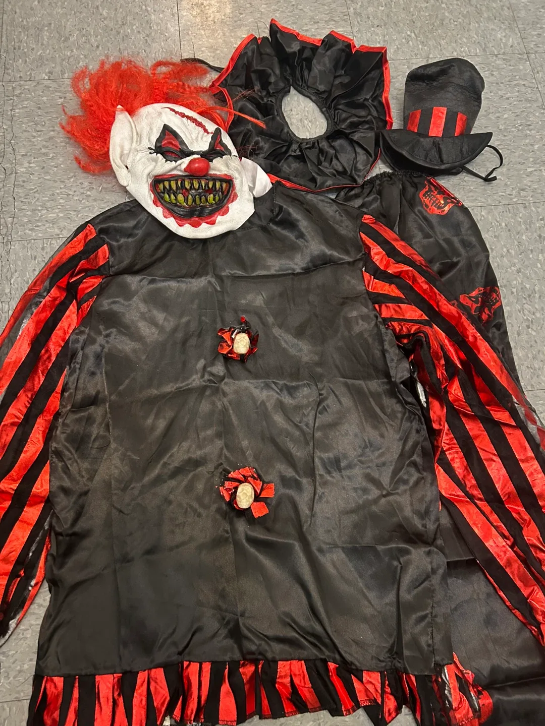Spirit Halloween Carver The Clown Costume - Boys Size Small image indicator(5)
