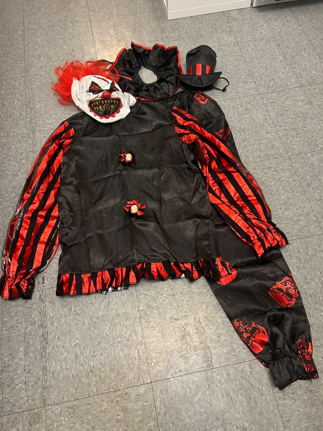 Spirit Halloween Carver The Clown Costume - Boys Size Small image indicator(4)